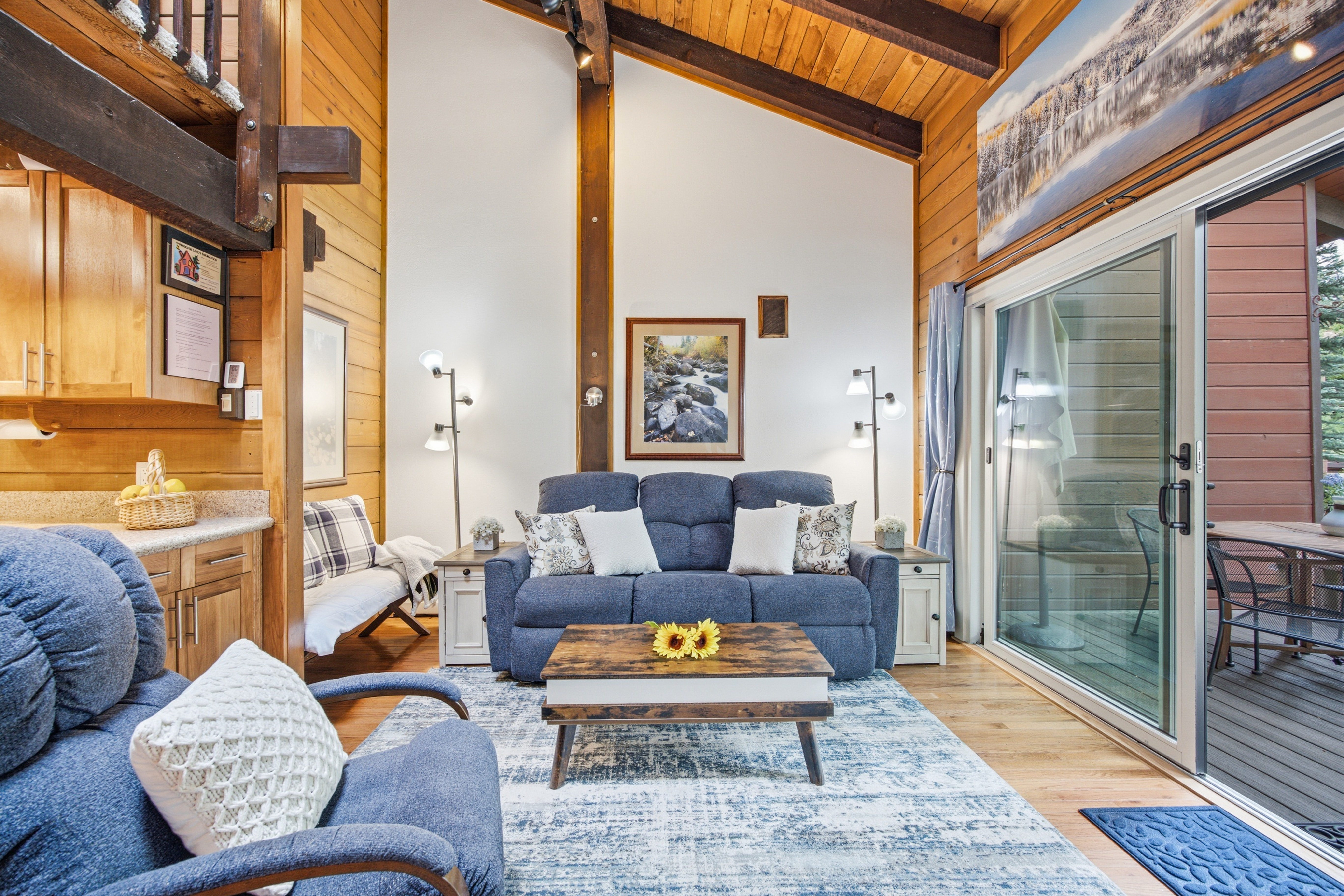  South-Facing 3-bedroom Plus Loft Townhome - 物件實景