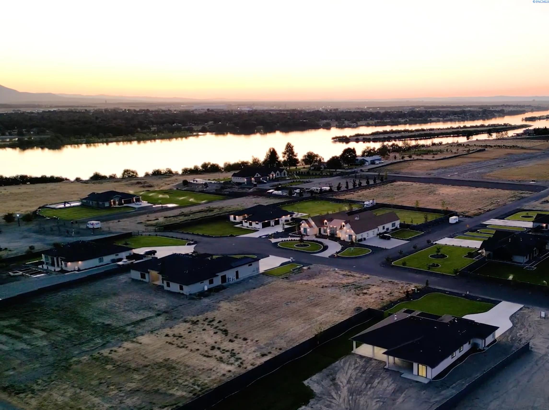 Pasco, Washington, 99301, United States, 4 Bedrooms Bedrooms, ,4 BathroomsBathrooms,Residential,For Sale,1979457