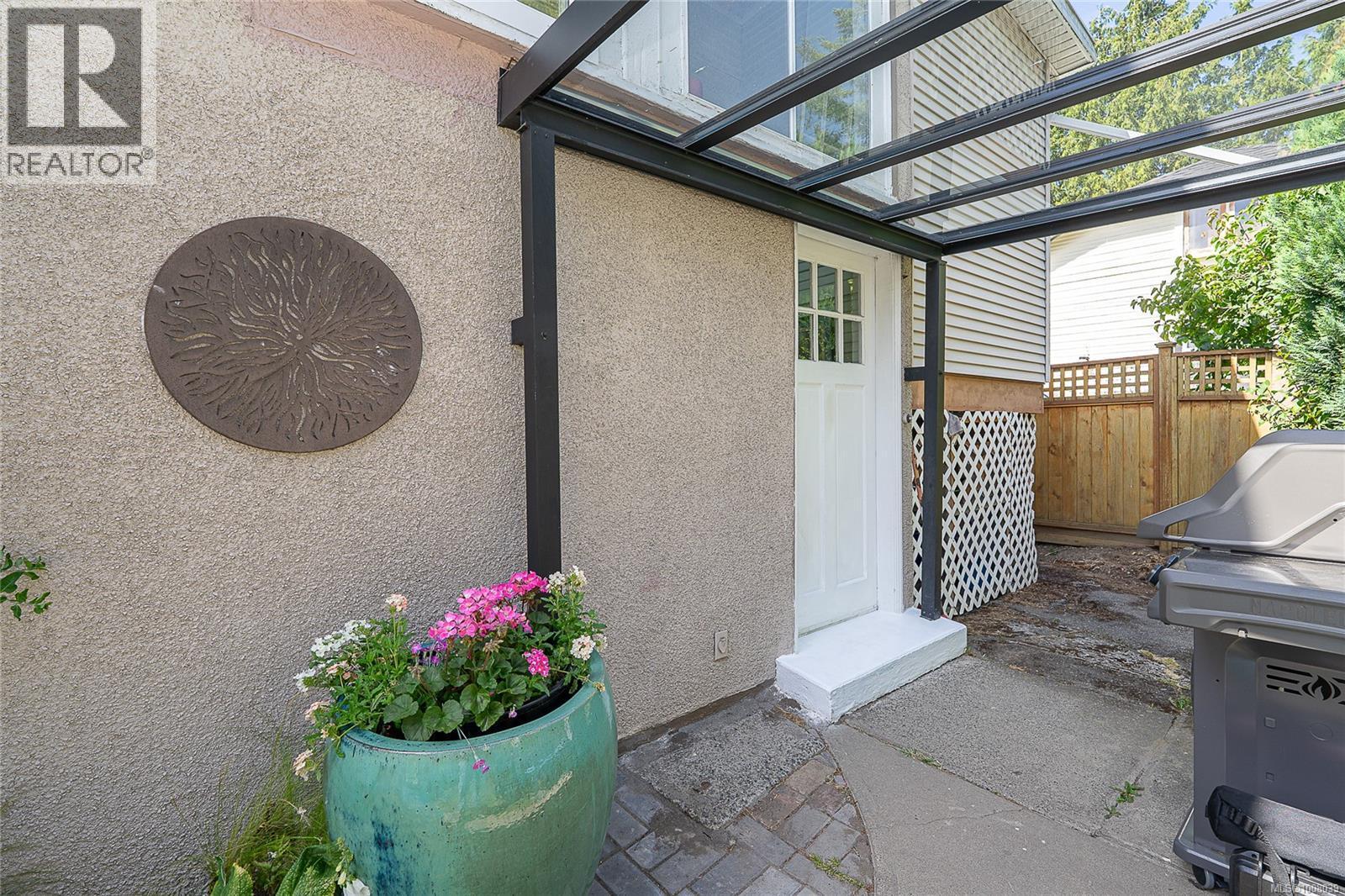 SAANICH, British Columbia, V8Z 3T7, CA, 2 Bedrooms Bedrooms, ,2 BathroomsBathrooms,Residential,For Sale,1948861