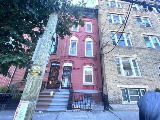 Jersey City, New Jersey, 07306, United States, 6 Bedrooms Bedrooms, ,2 BathroomsBathrooms,Residential,For Sale,1926041