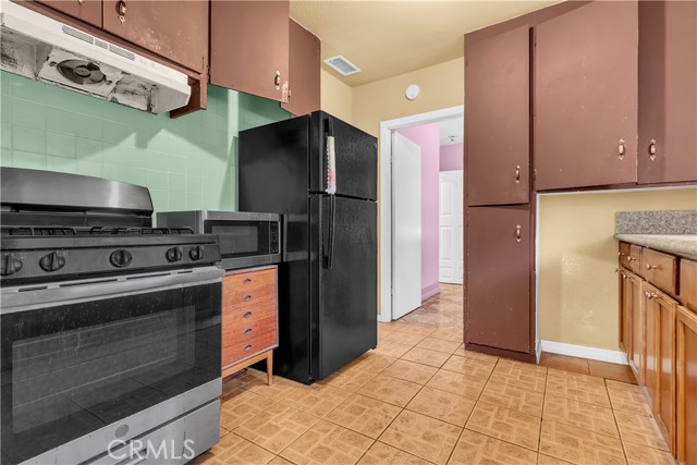 Los Angeles, California, 90062, United States, 5 Bedrooms Bedrooms, ,Residential,For Sale,1975907