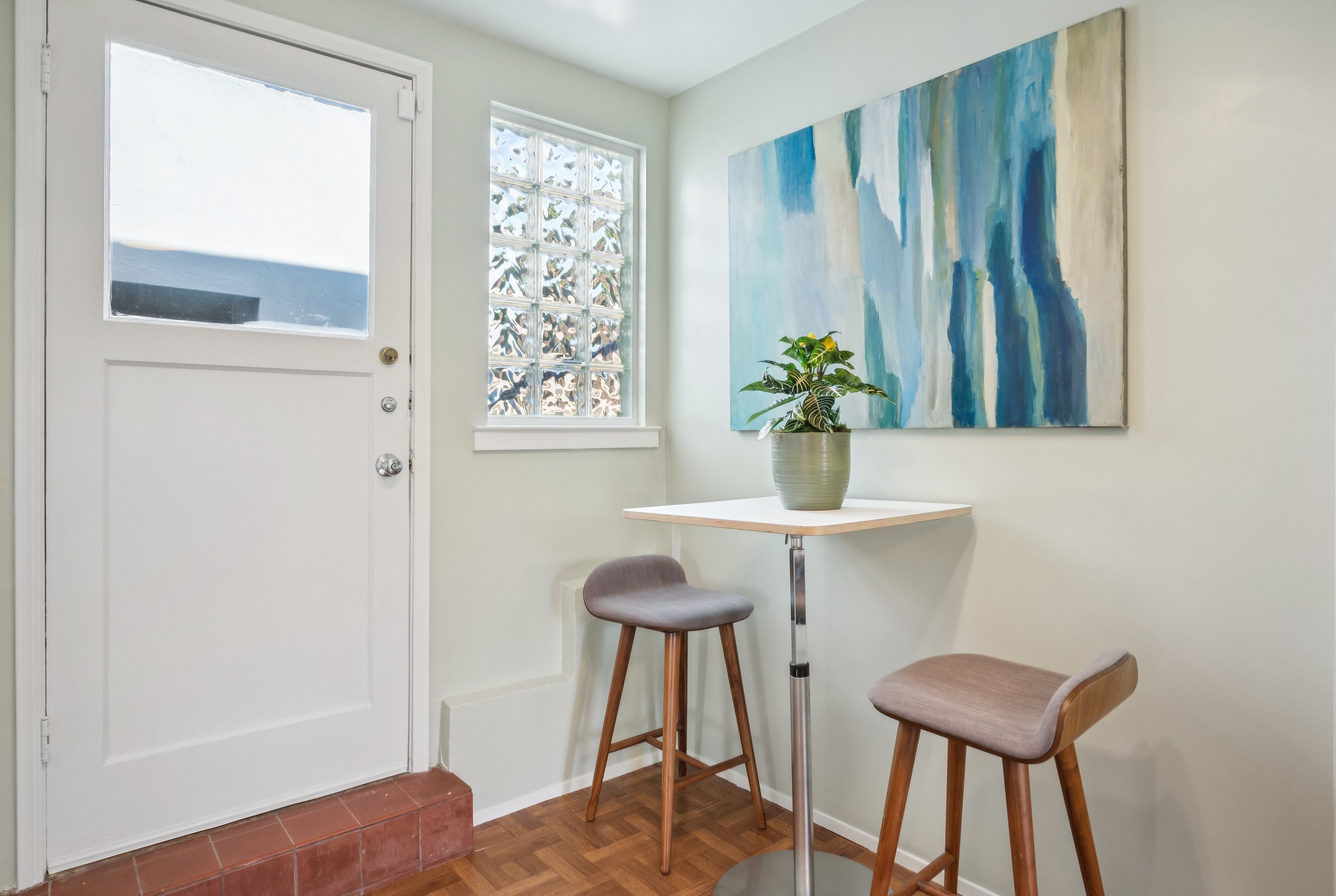  Spacious Corner-Lot Residence Offering Flexible Living Near Lake Merritt - 物件實景