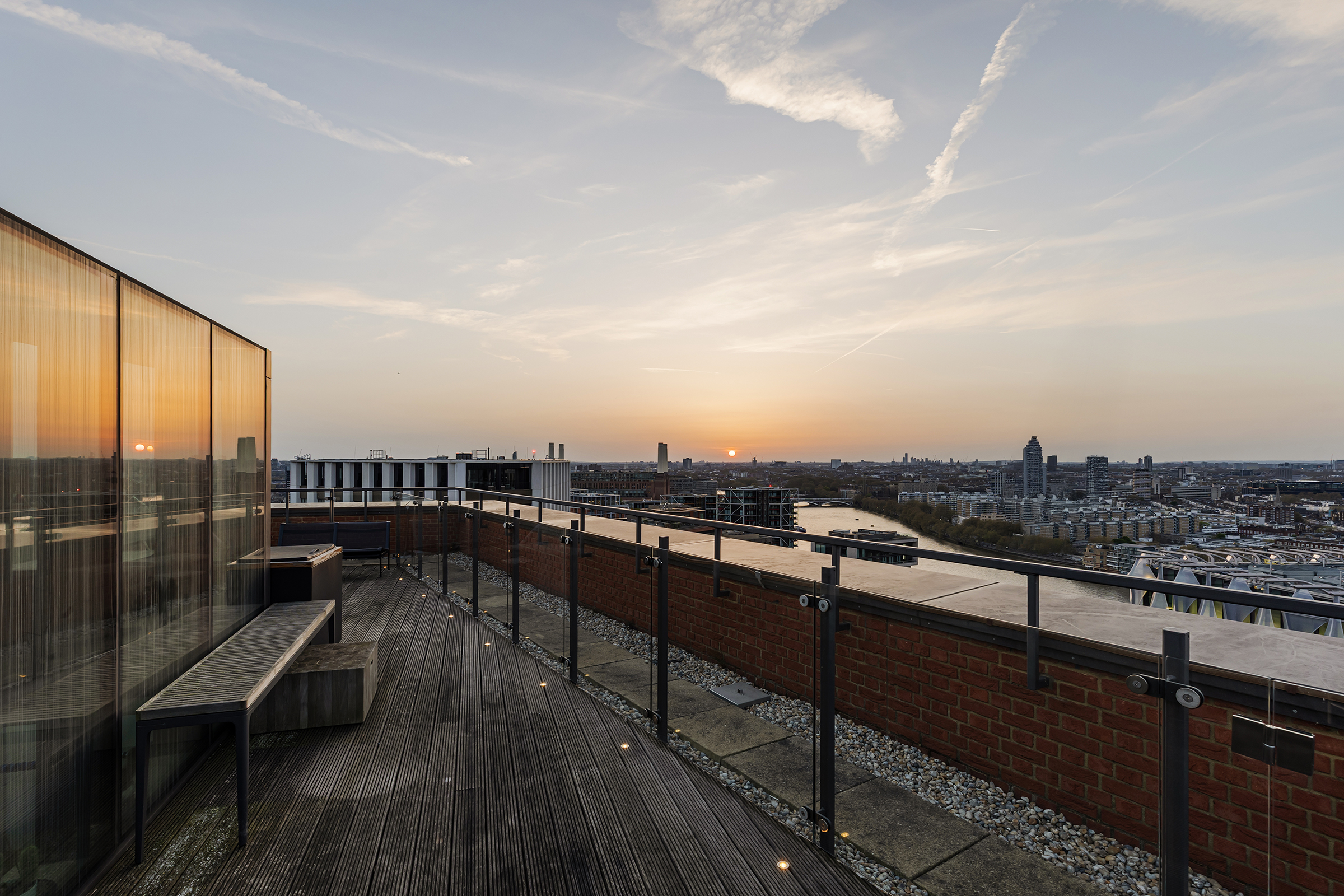  A Duplex Penthouse with Panoramic River Views and a Private Roof Terrace - 物件實景