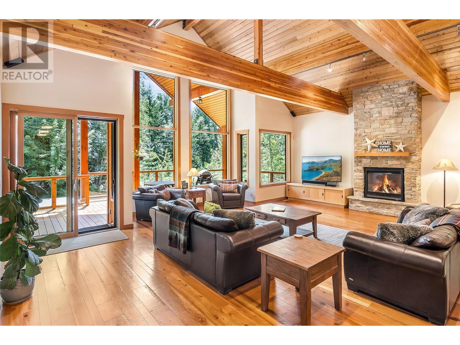 REVELSTOKE, British Columbia, V0E 2S3, CA, 6 Bedrooms Bedrooms, ,4 BathroomsBathrooms,Residential,For Sale,1912503
