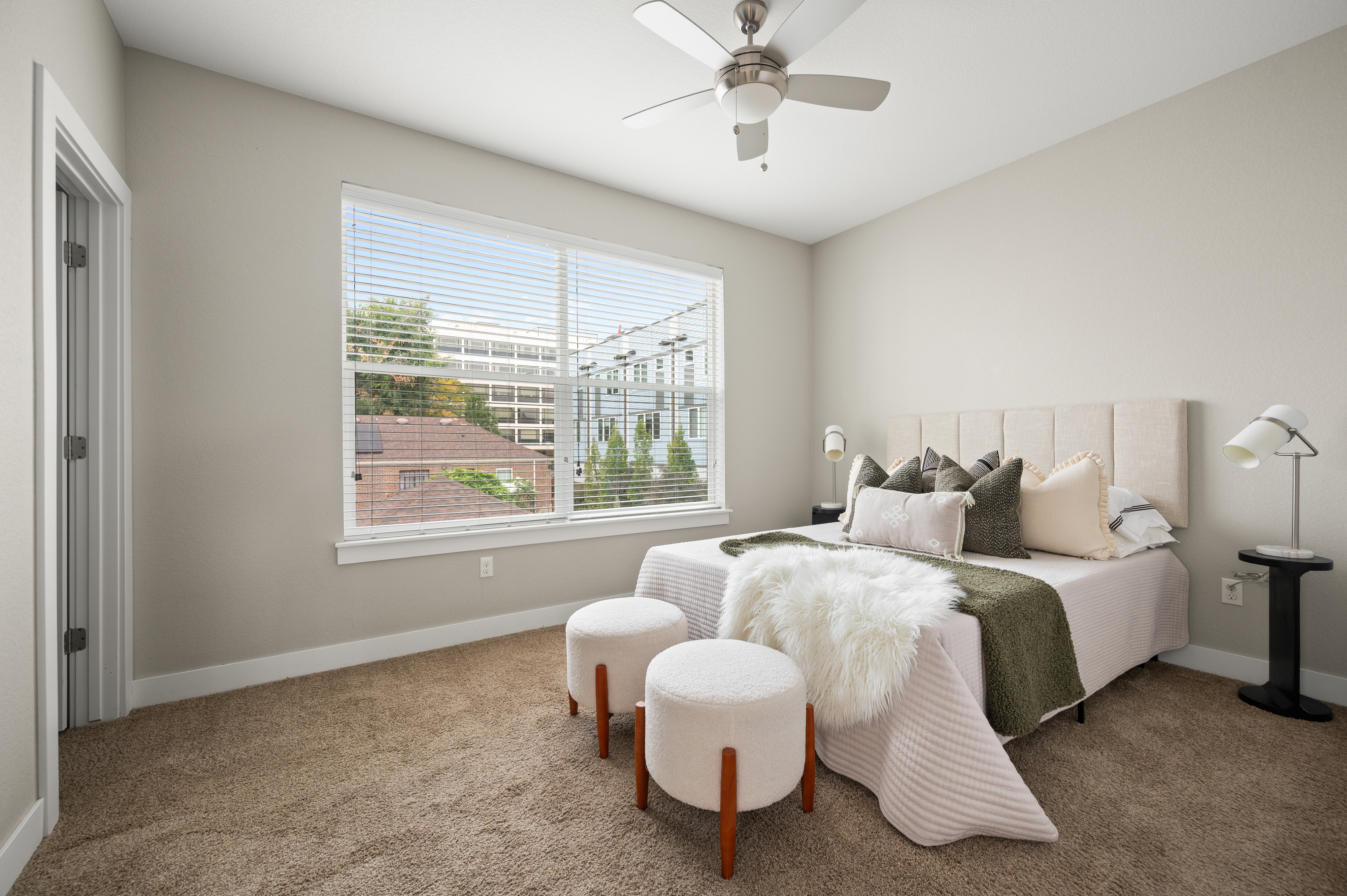  Beautifully Maintained Corner-Unit Townhome with Rooftop Views - 物件實景