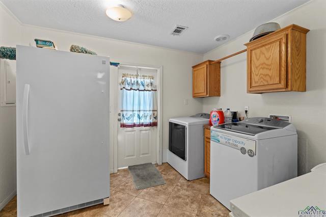 Henderson, Texas, 75652, United States, 3 Bedrooms Bedrooms, ,2 BathroomsBathrooms,Residential,For Sale,1958802