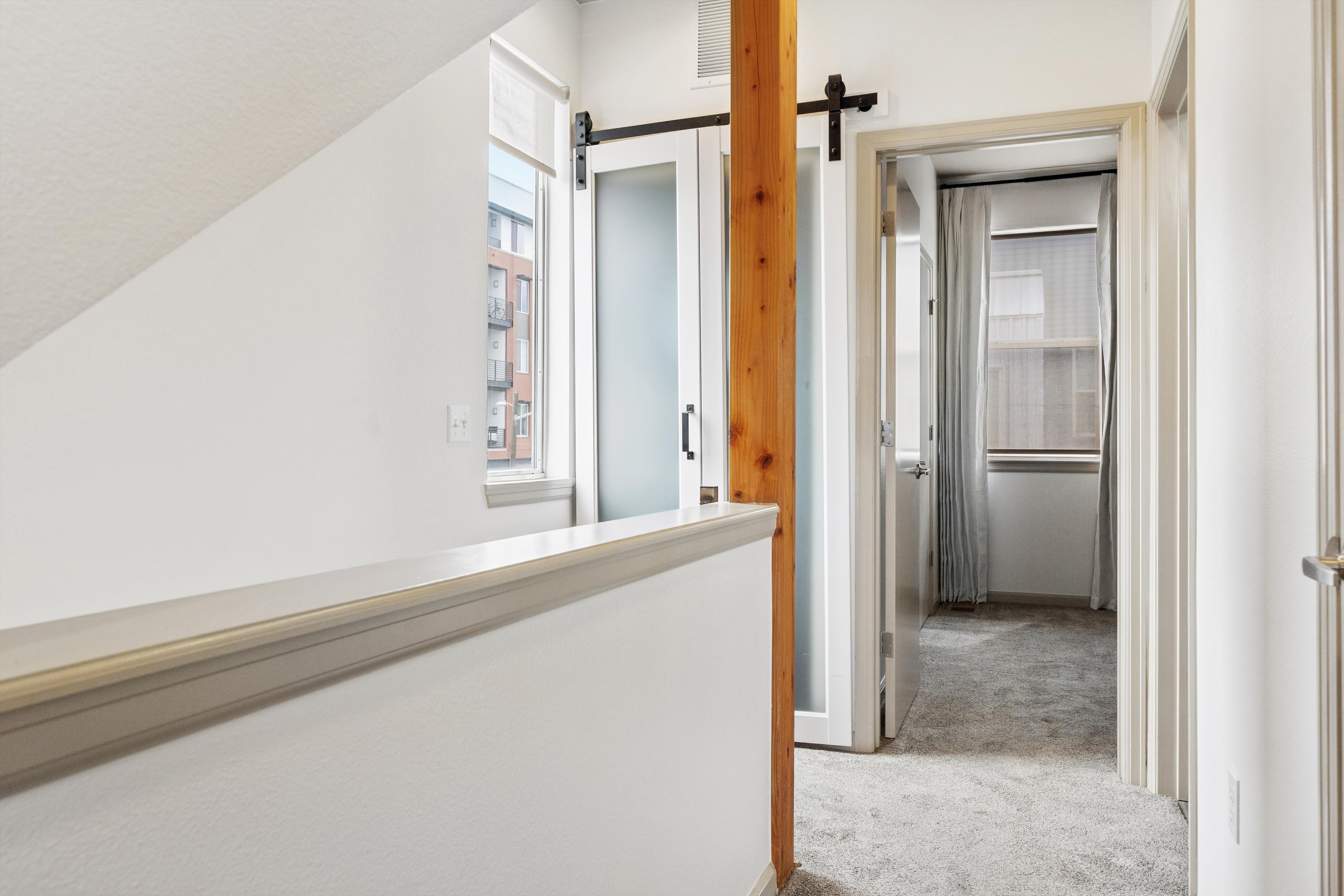  Beautifully updated end-unit offers exceptional natural light & abundant windows - 物件實景