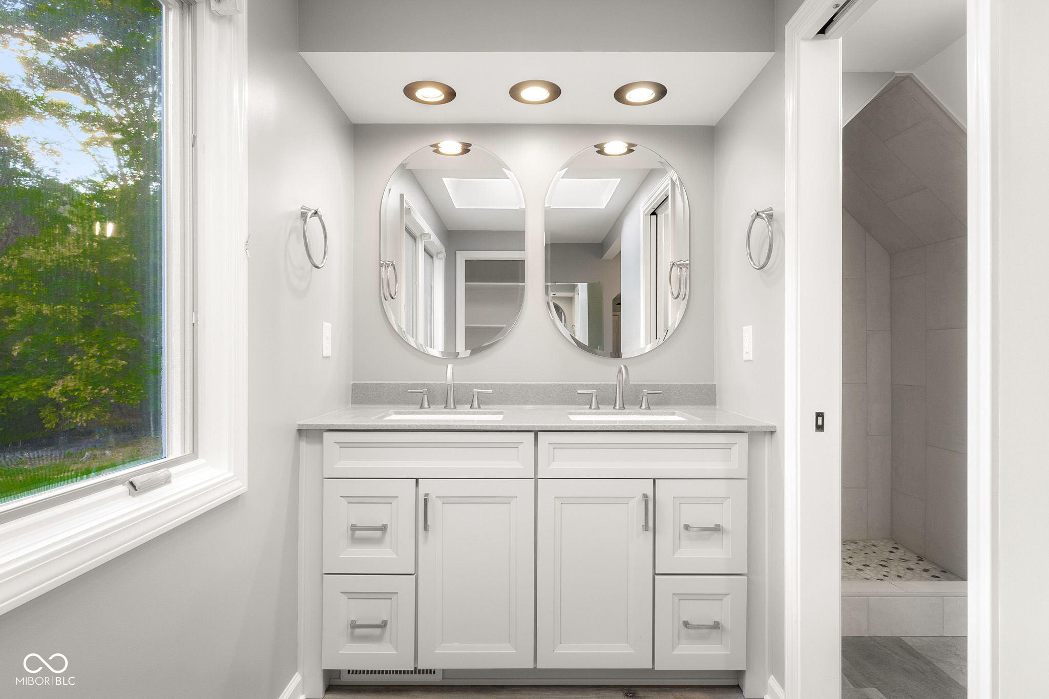 Columbus, Indiana, 47201, United States, 5 Bedrooms Bedrooms, ,6 BathroomsBathrooms,Residential,For Sale,1982008