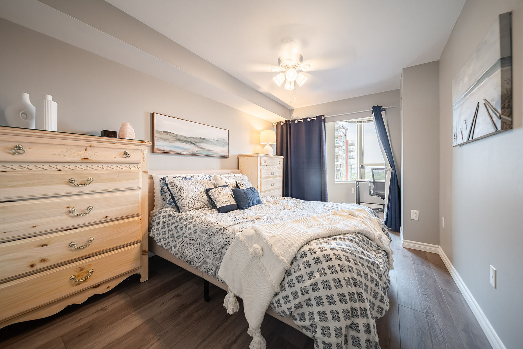  Downtown Burlington Condo - 物件實景