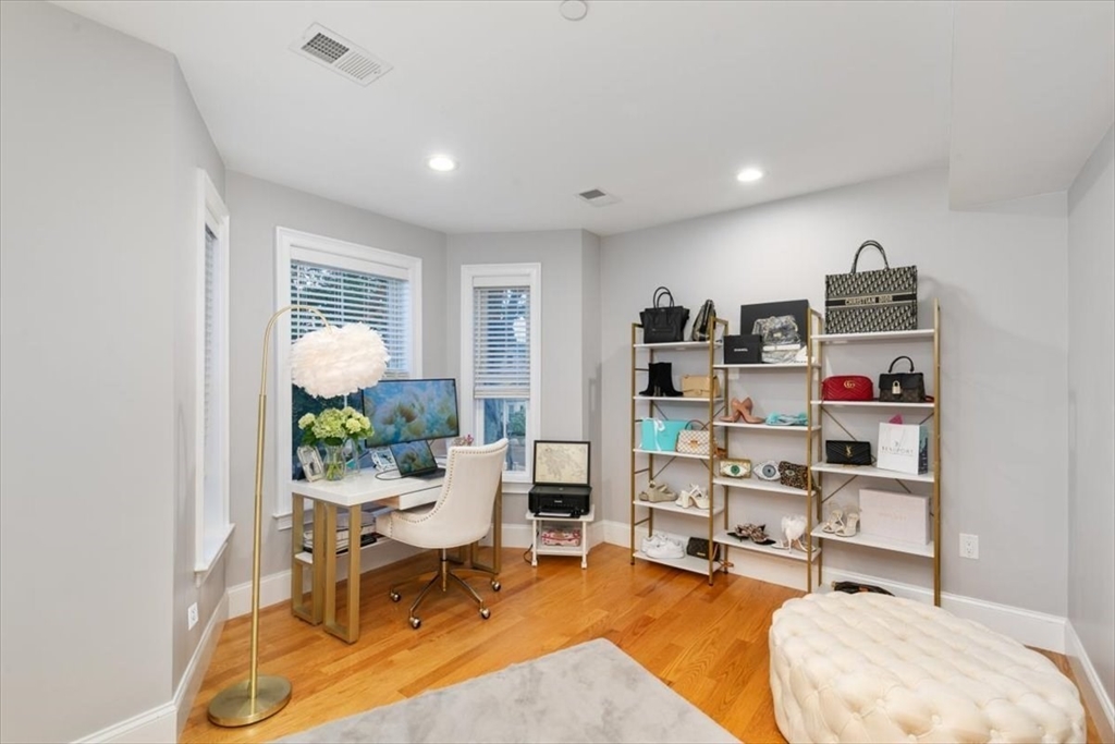 Danvers, Massachusetts, 01923, United States, 2 Bedrooms Bedrooms, ,3 BathroomsBathrooms,Residential,For Sale,1994668