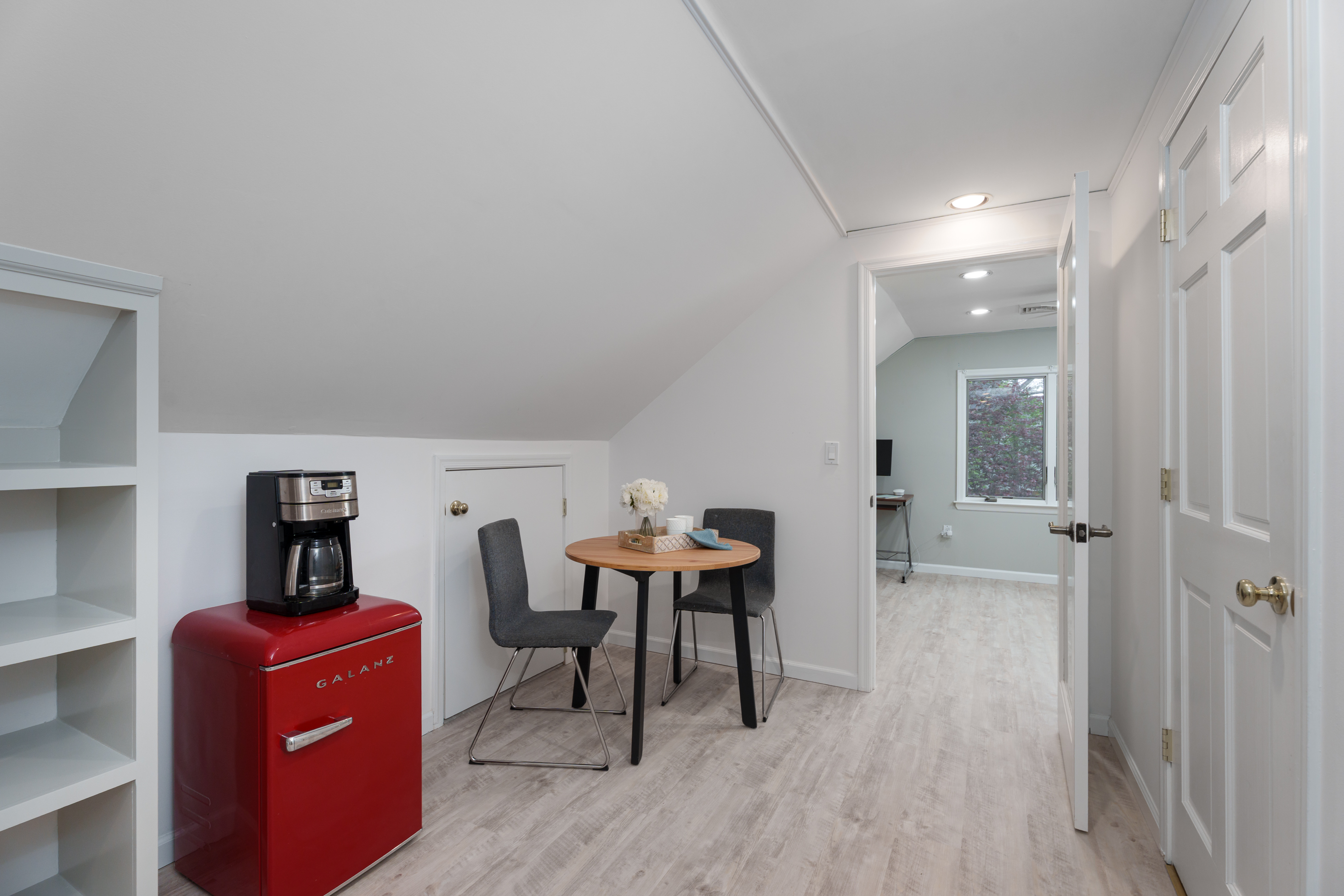  Coveted Western Section Mid-Century Modern Home with an Adaptable Floor Plan - 物件實景