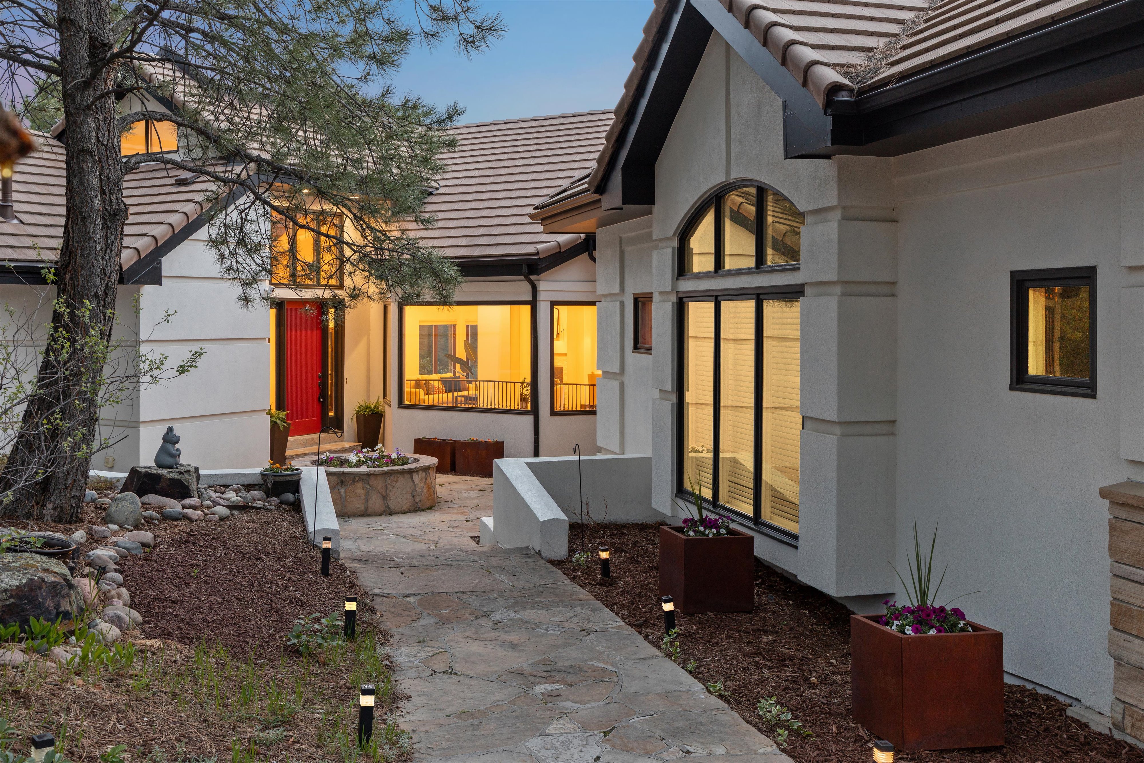  Remodeled 4 Bed 6 Bath Residence Offering Mountain, Sunset Views & Privacy - 物件實景
