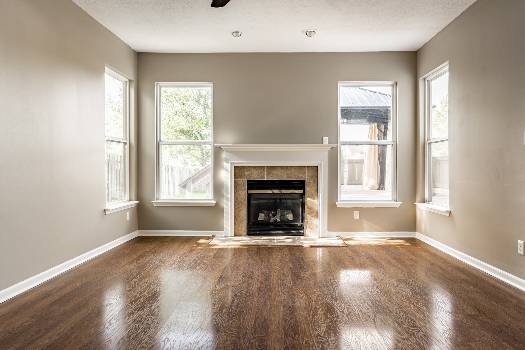  Beautifully Remodeled Geist-Area 4 Bedroom Home - 物件實景