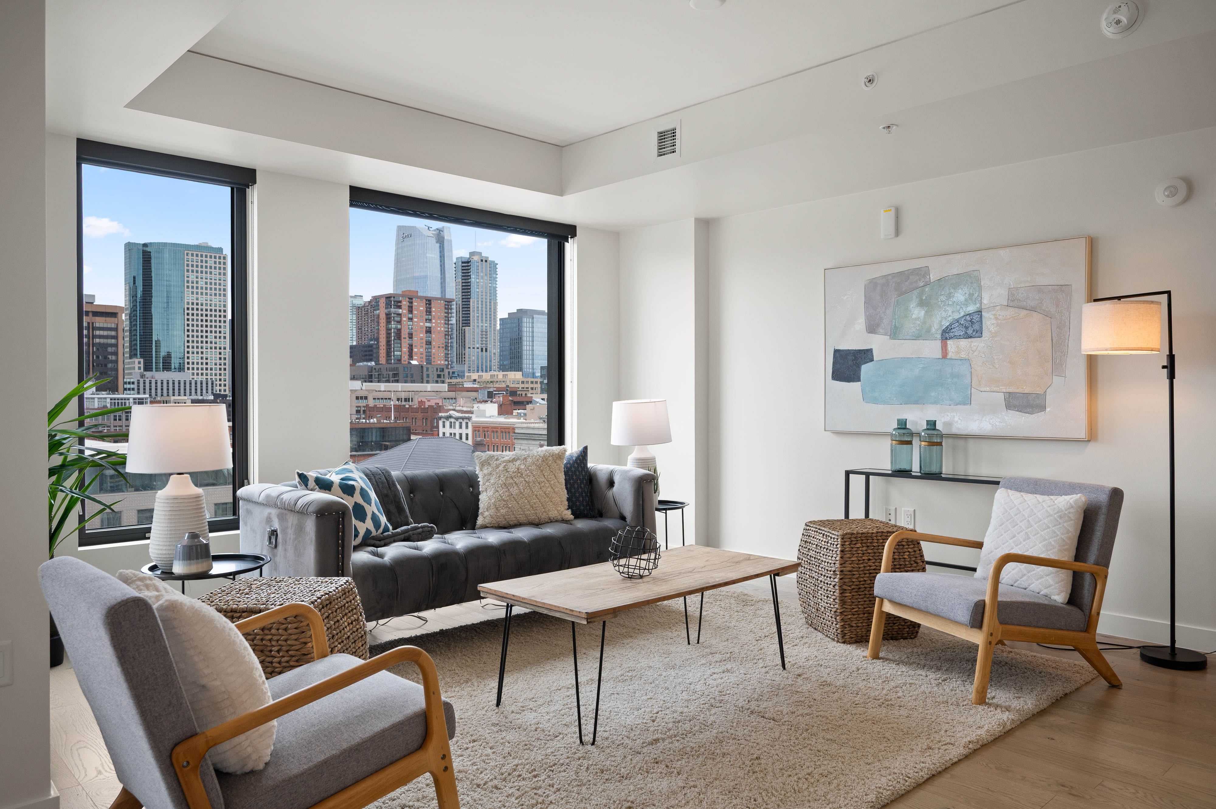  Phenomenal Views From The Floor To Ceiling Windows In This Downtown Building - 物件實景