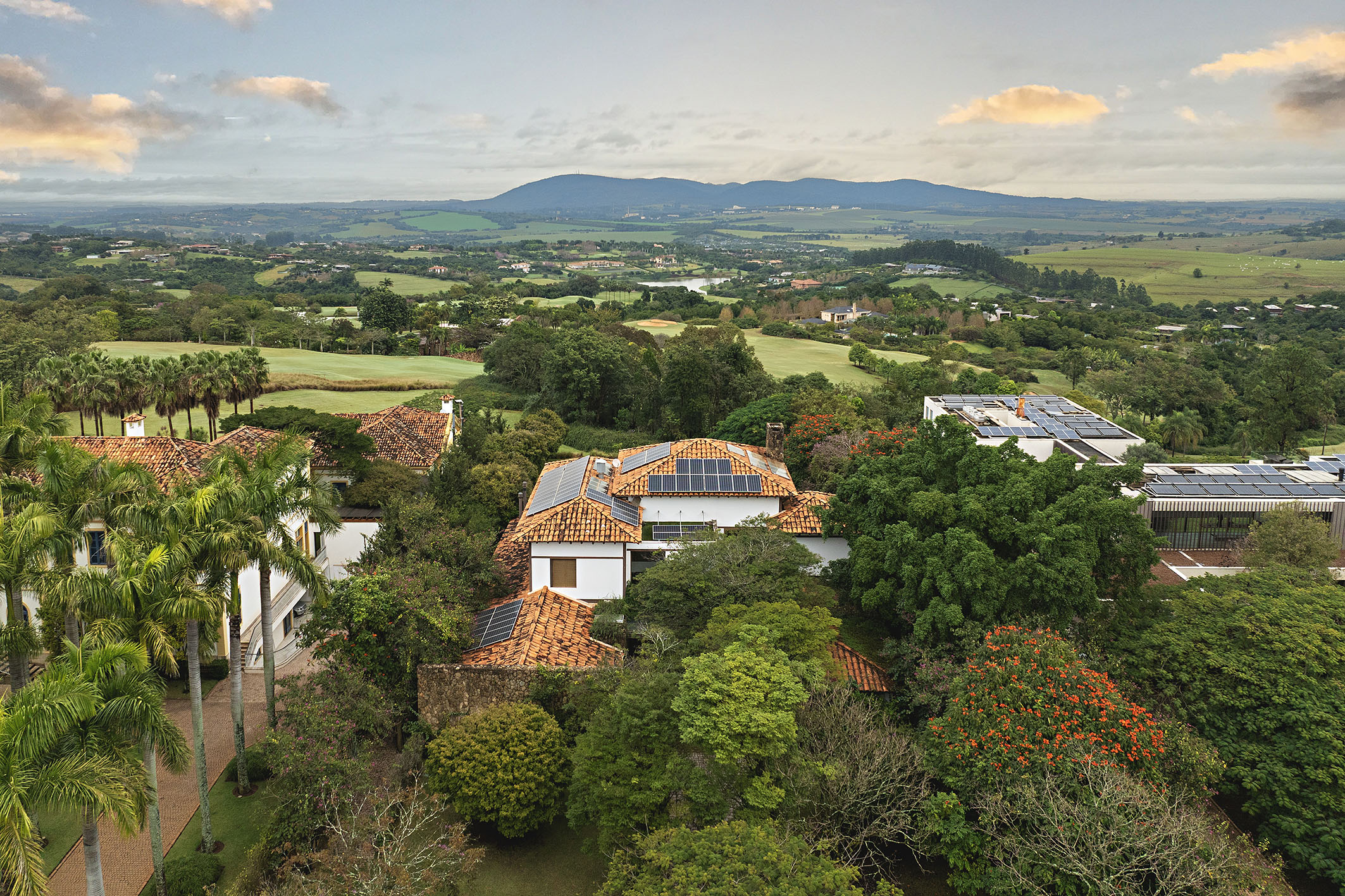  Farmhouse-Style Residence with Permanent Views of the Golf Course - 物件實景