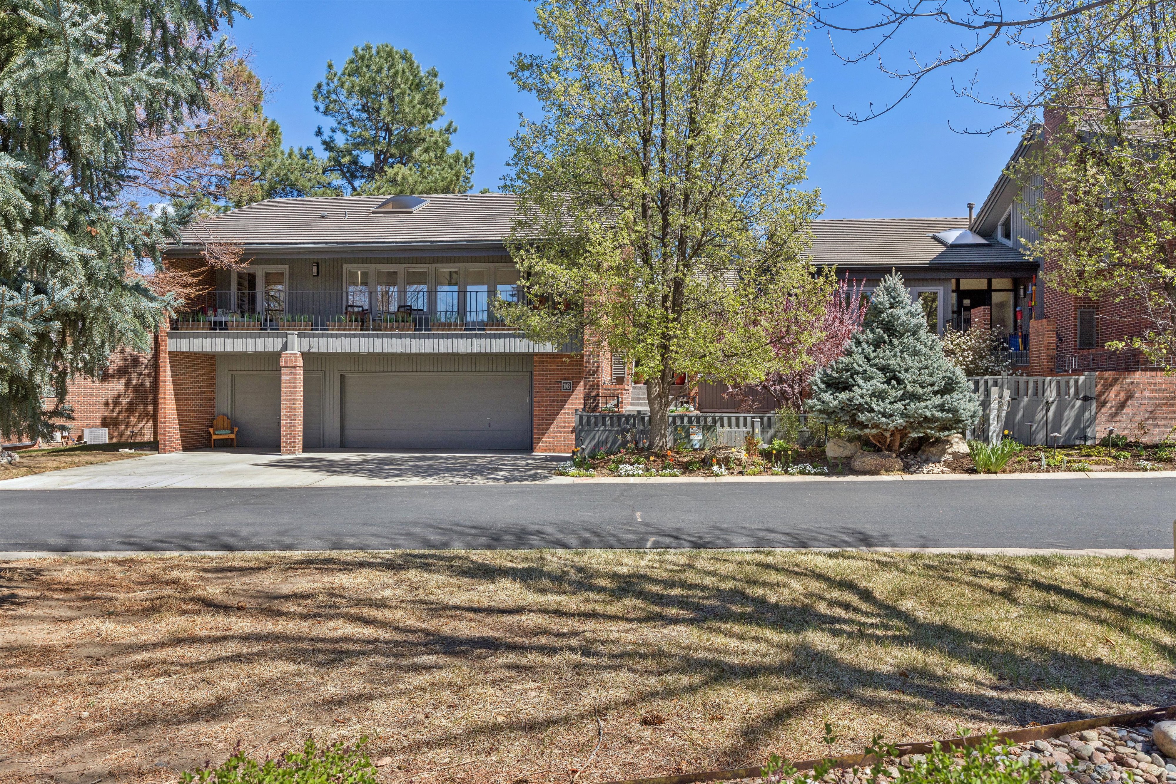  A Rare Offering: Five Bedrooms & Four Bathrooms Thoughtfully Designed Townhome - 物件實景
