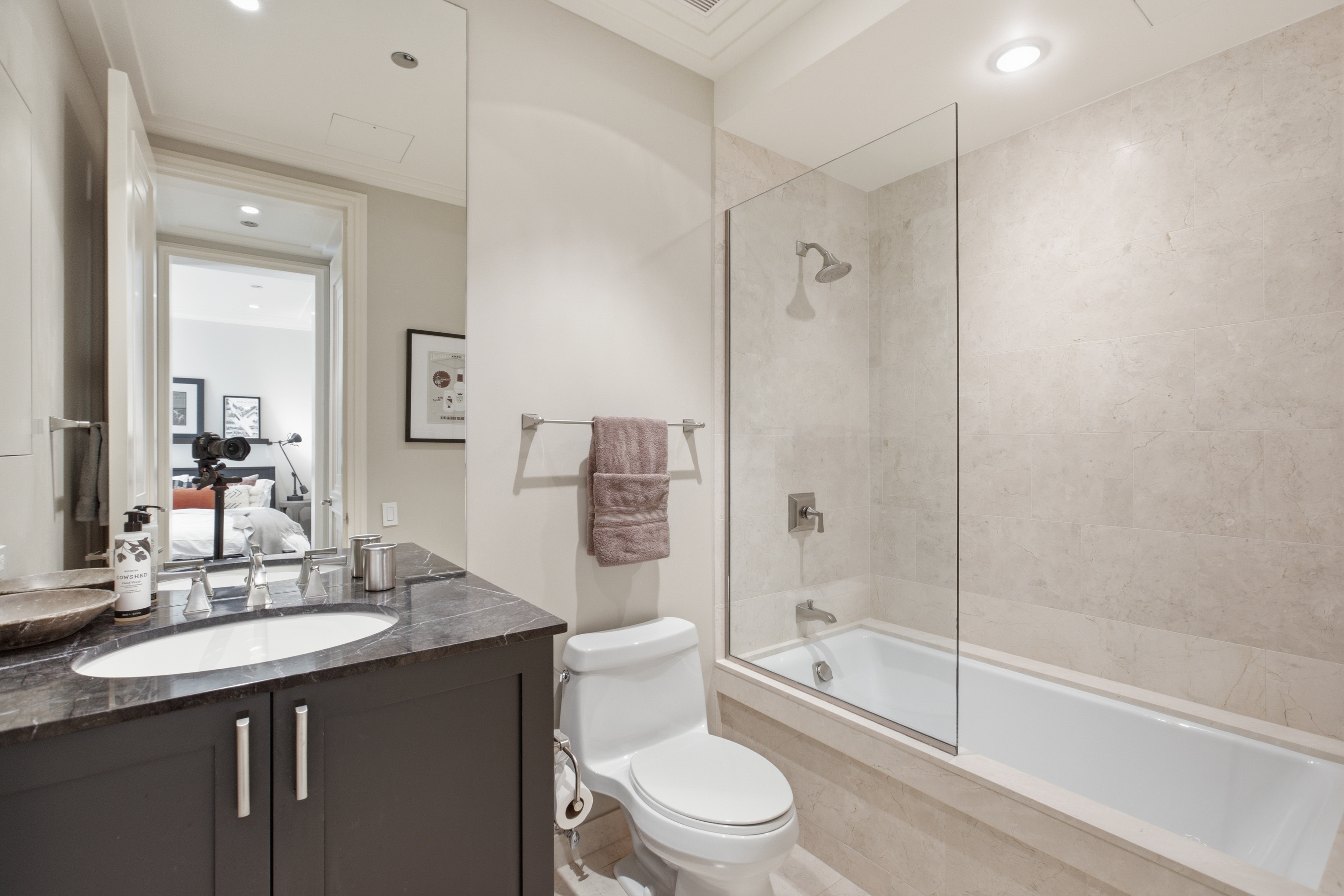  Outstanding, Three-bedroom Three and a Half Baths - 物件實景
