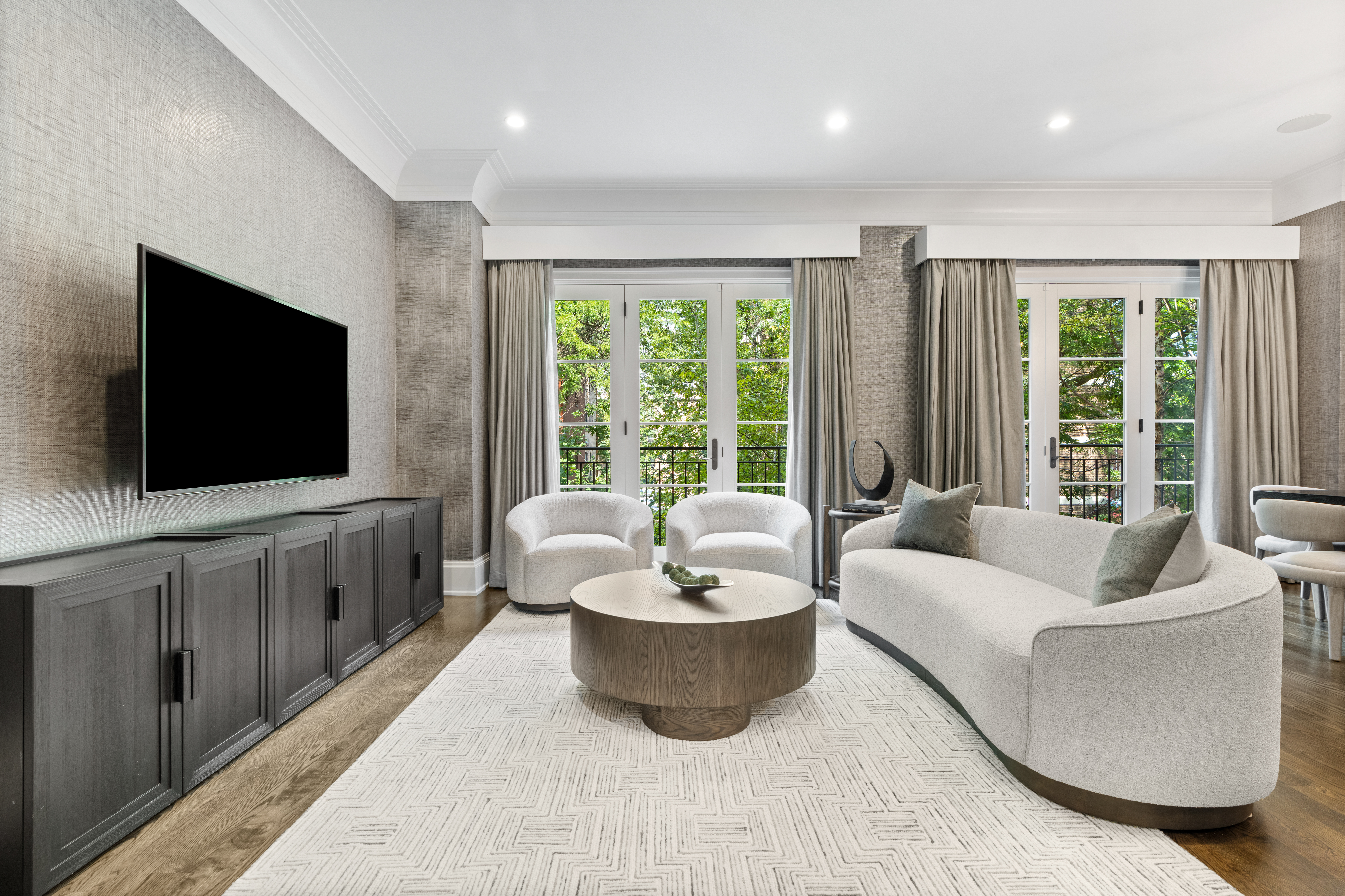  A Rare Opportunity to Own a 5,245-Square-Foot Single-Family Home - 物件實景