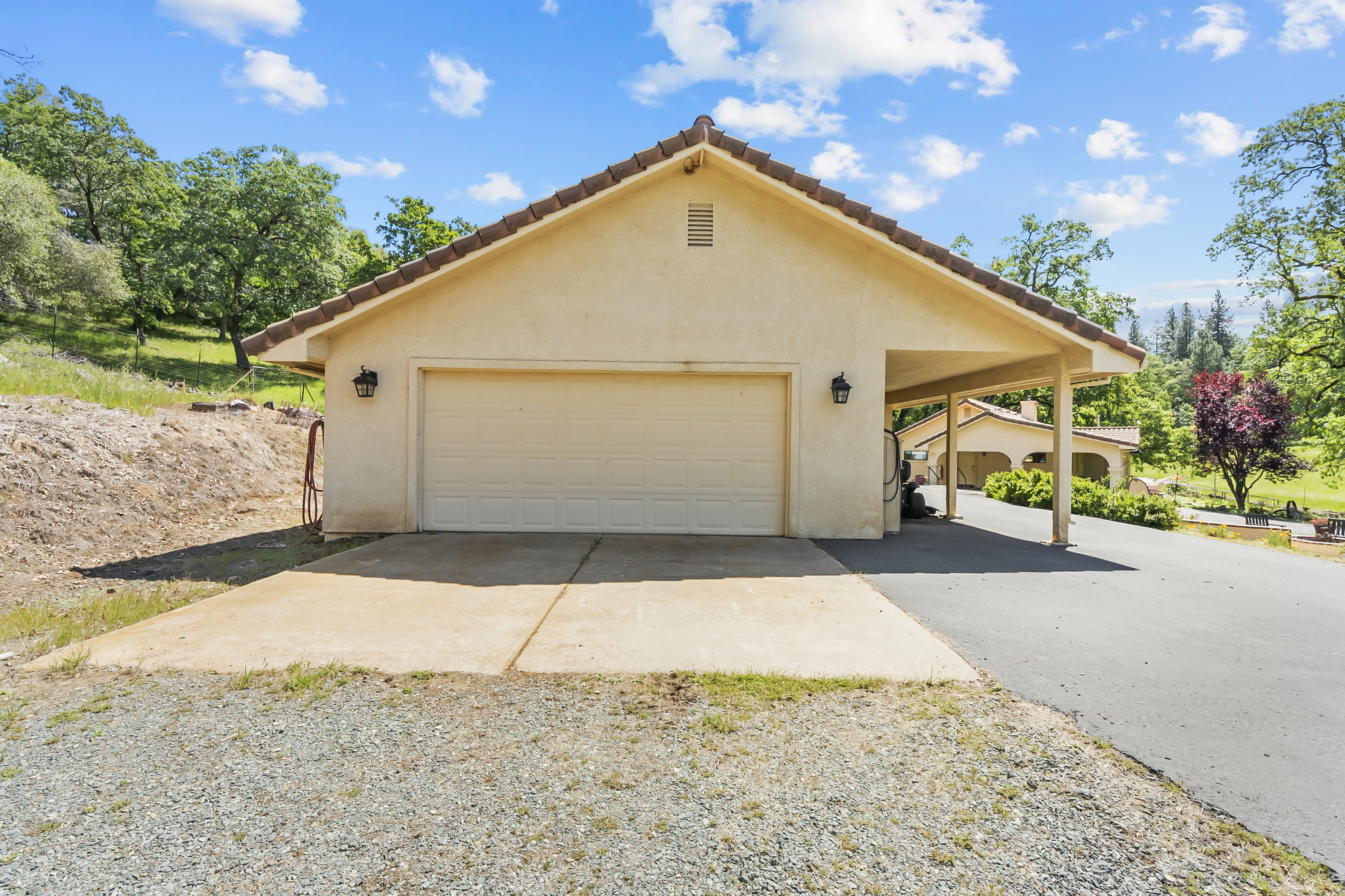  21 Acres - Gated - Renovated - 物件實景