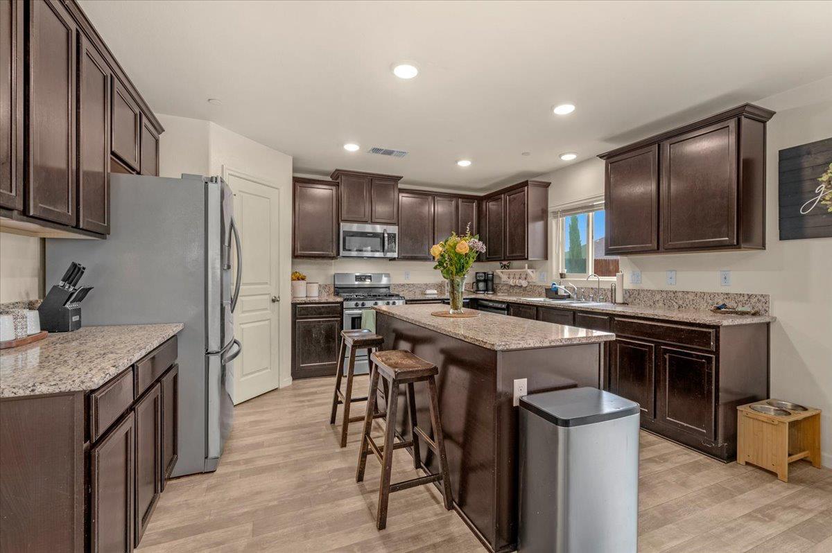 Fresno, California, 93722, United States, 5 Bedrooms Bedrooms, ,3 BathroomsBathrooms,Residential,For Sale,1982186