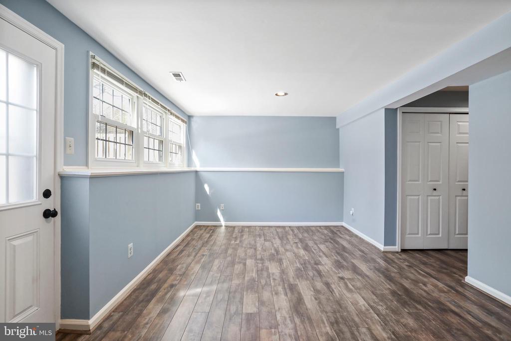 Sterling, Virginia, 20164, United States, 2 Bedrooms Bedrooms, ,3 BathroomsBathrooms,Residential,For Sale,2015095