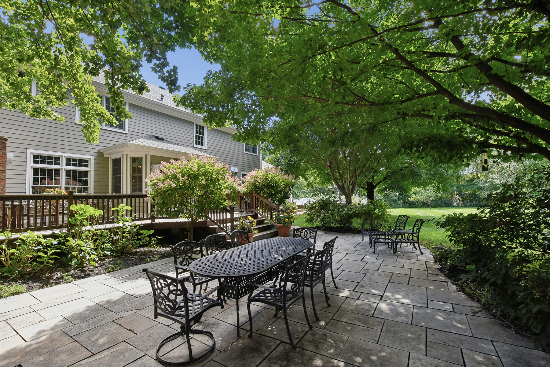  Traditional Colonial Sited Throughfully in a Secluded Neighborhood Setting - 物件實景