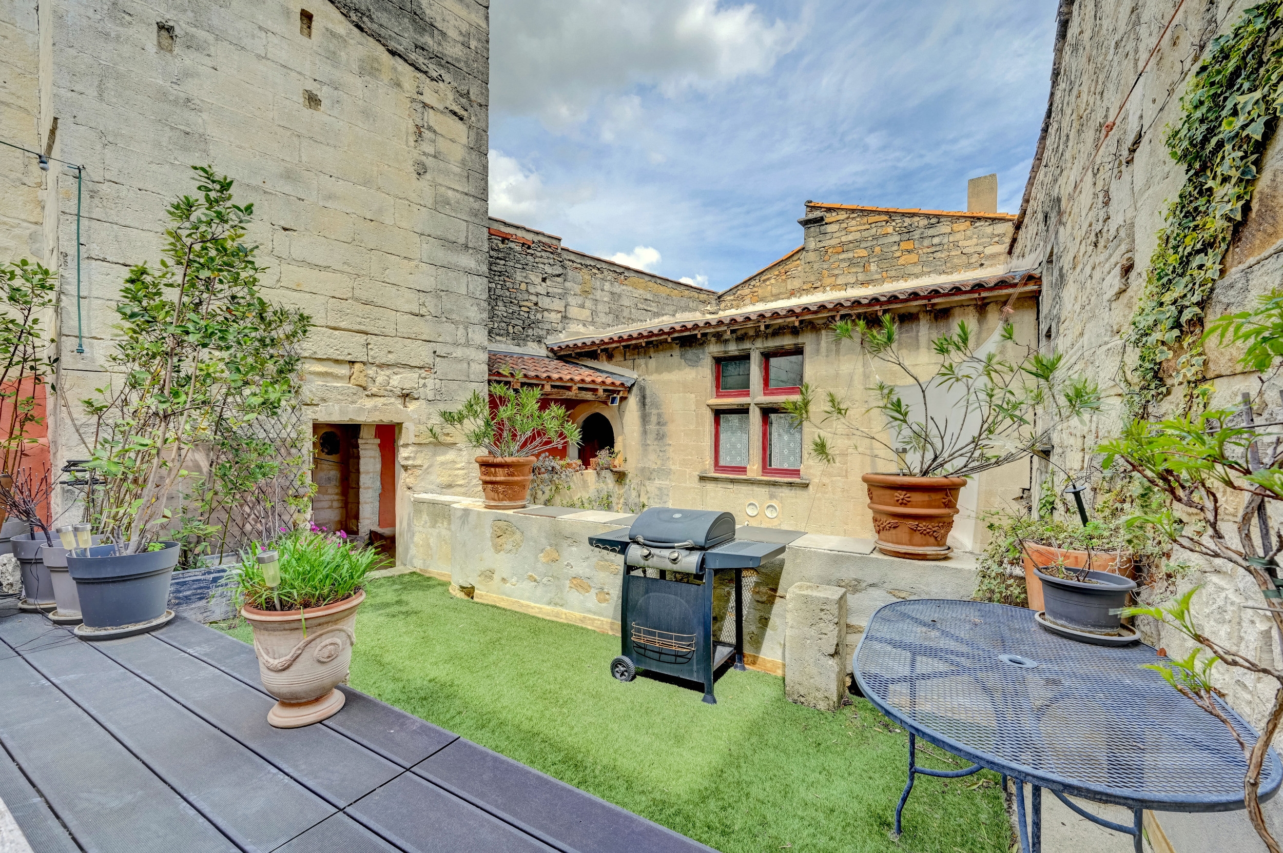  Located near Avignon, Arles and Saint Rémy de Provence, magnificent 15th centur… - 物件實景