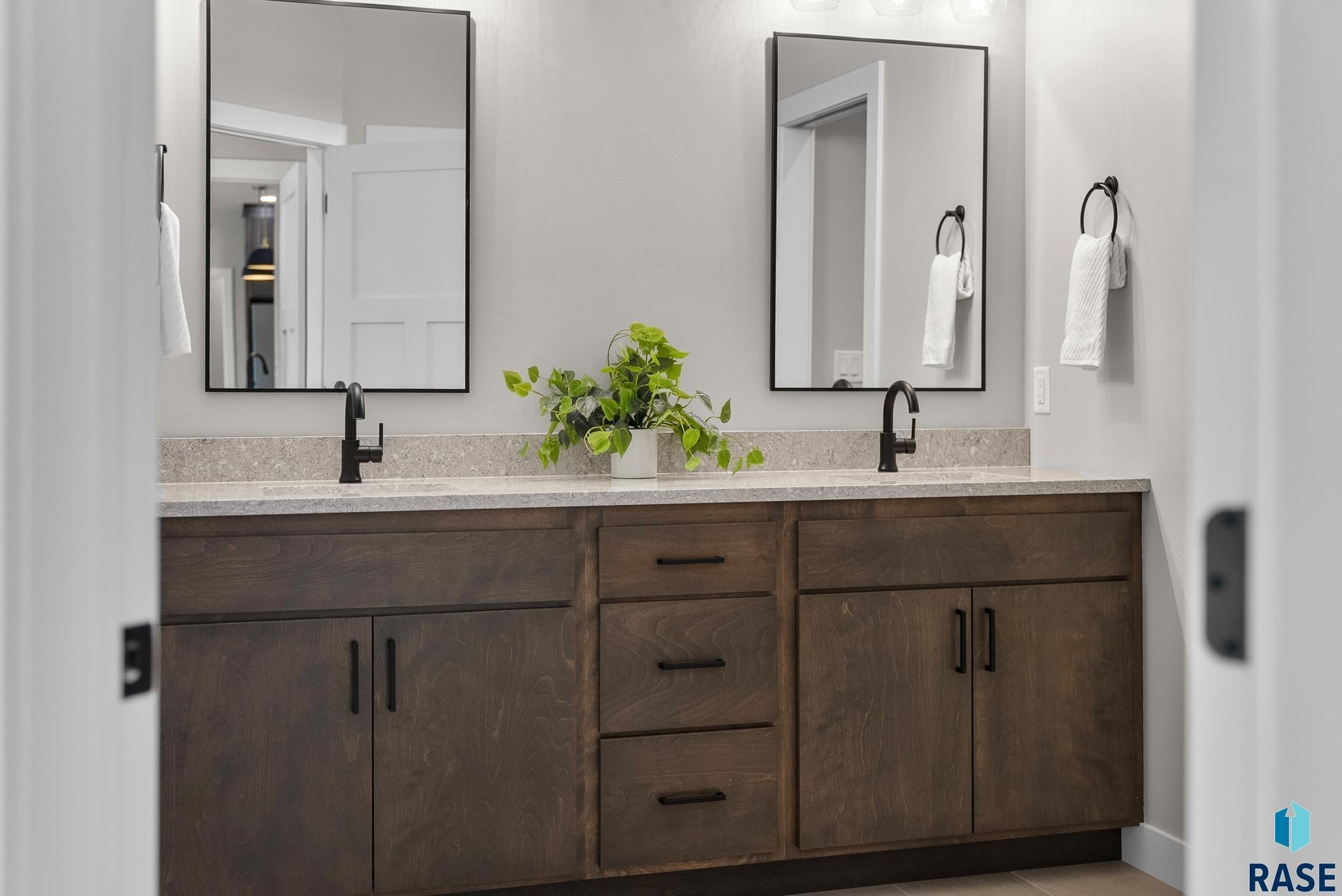 Sioux Falls, South Dakota, 57110, United States, 4 Bedrooms Bedrooms, ,3 BathroomsBathrooms,Residential,For Sale,2005284