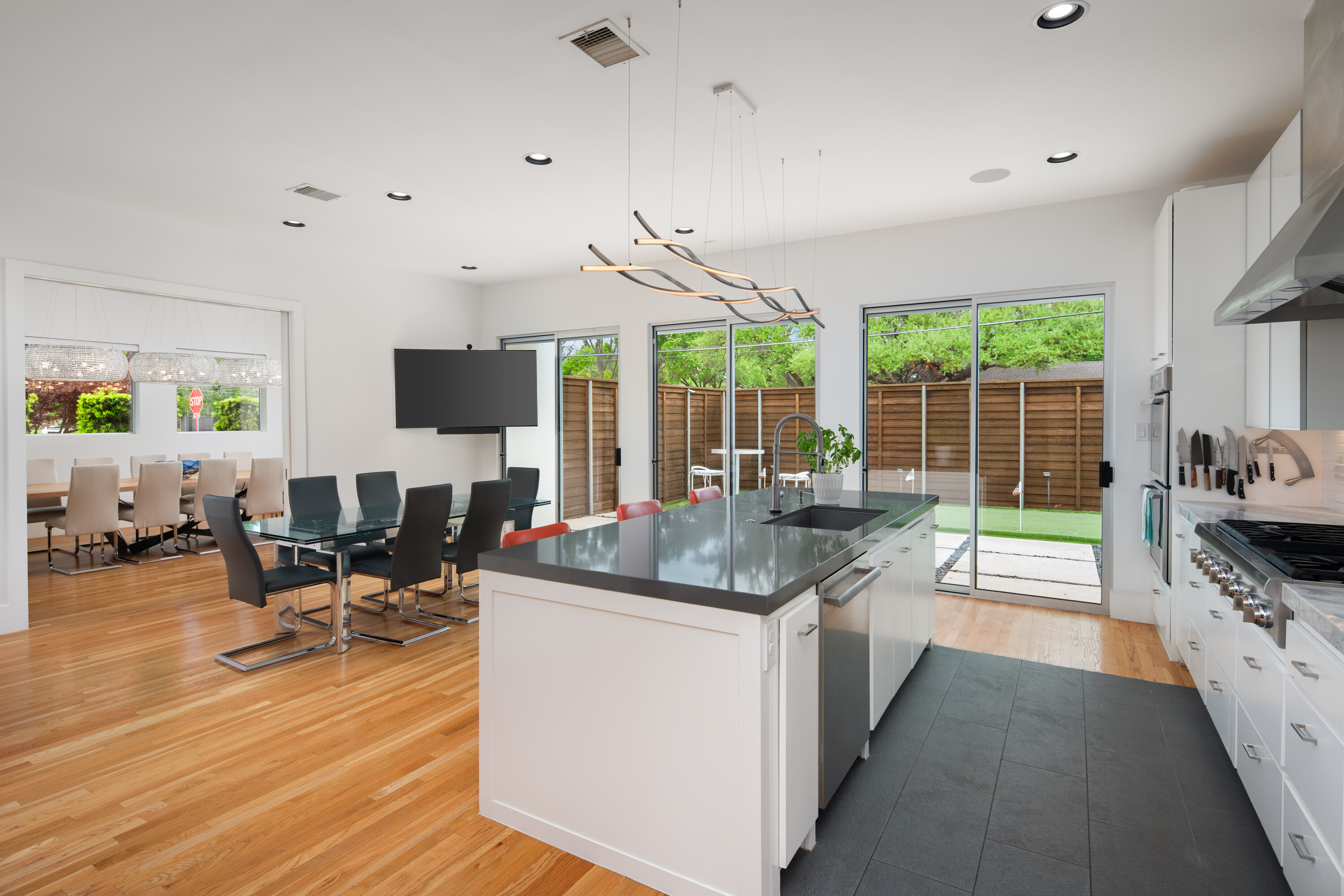  Modern, Distinctive, and Thoughtfully Designed in Melshire Estates - 物件實景