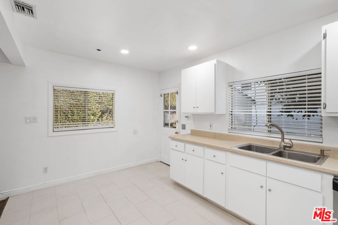 West Hollywood, California, 90046, United States, 4 Bedrooms Bedrooms, ,4 BathroomsBathrooms,Residential,For Sale,1840253