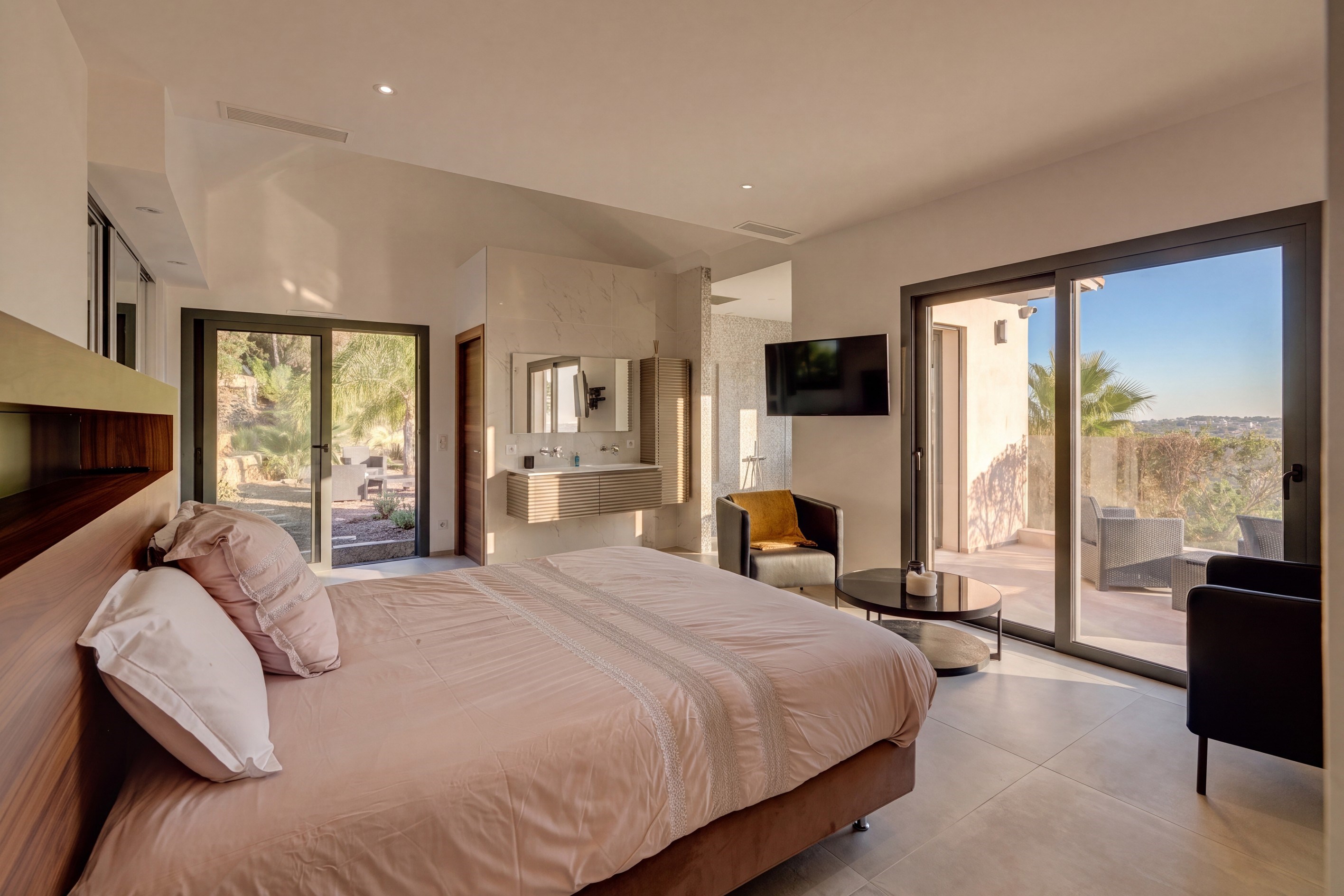  Renovated contemporary villa with panoramic sea views to Cap d