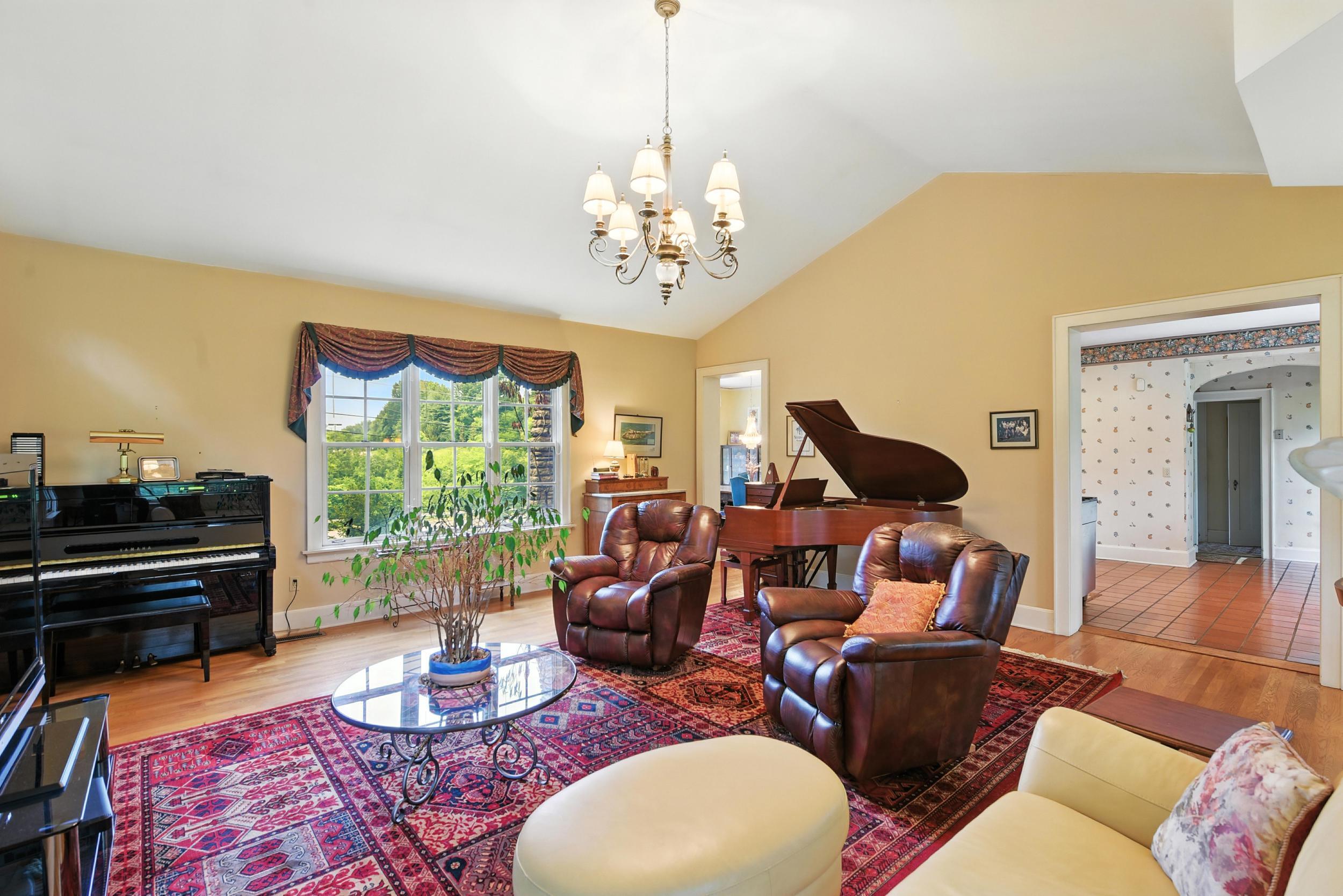 Fort Mitchell, Kentucky, 41017, United States, 3 Bedrooms Bedrooms, ,3 BathroomsBathrooms,Residential,For Sale,1901378