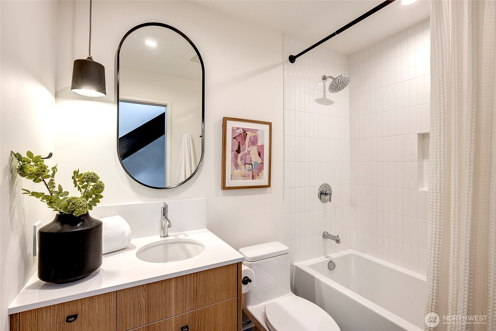 Seattle, Washington, 98199, United States, 2 Bedrooms Bedrooms, ,1 BathroomBathrooms,Residential,For Sale,1950850