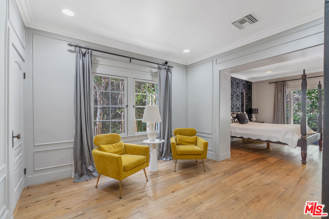 Los Angeles, California, 90005, United States, 3 Bedrooms Bedrooms, ,3 BathroomsBathrooms,Residential,For Sale,1876512