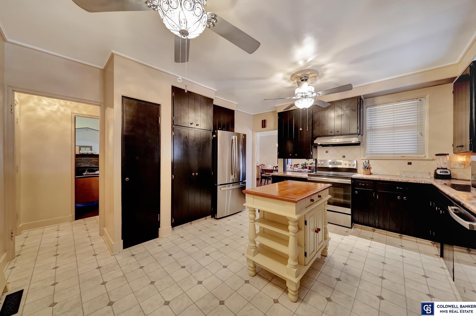 Lincoln, Nebraska, 68510, United States, 6 Bedrooms Bedrooms, ,2 BathroomsBathrooms,Residential,For Sale,1796246