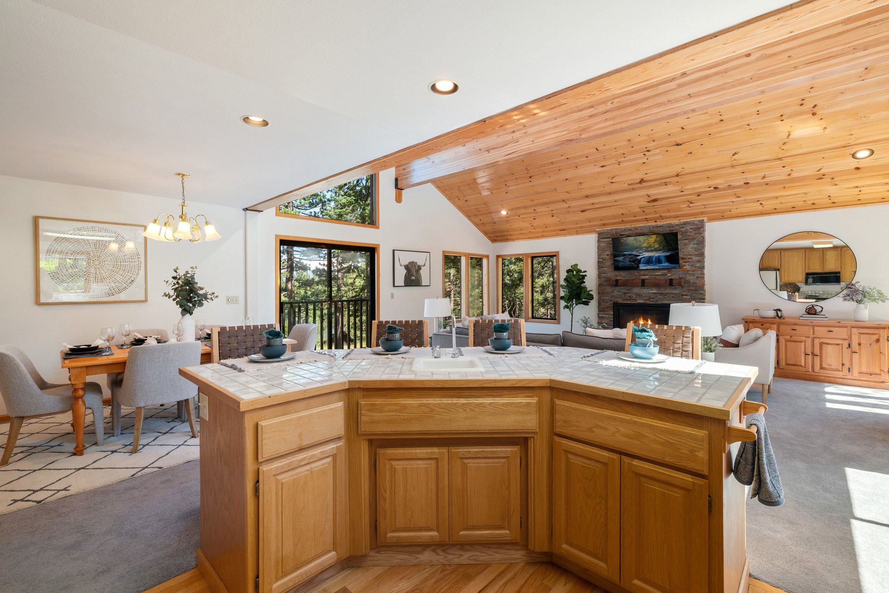  Sunlit Tahoe Donner Home with Spacious Rooms - 物件實景