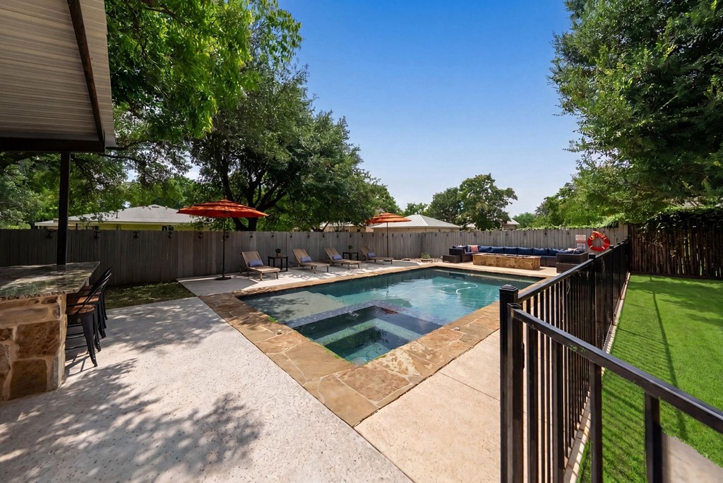 Fredericksburg, Texas, 78624, United States, 6 Bedrooms Bedrooms, ,6 BathroomsBathrooms,Residential,For Sale,2048440