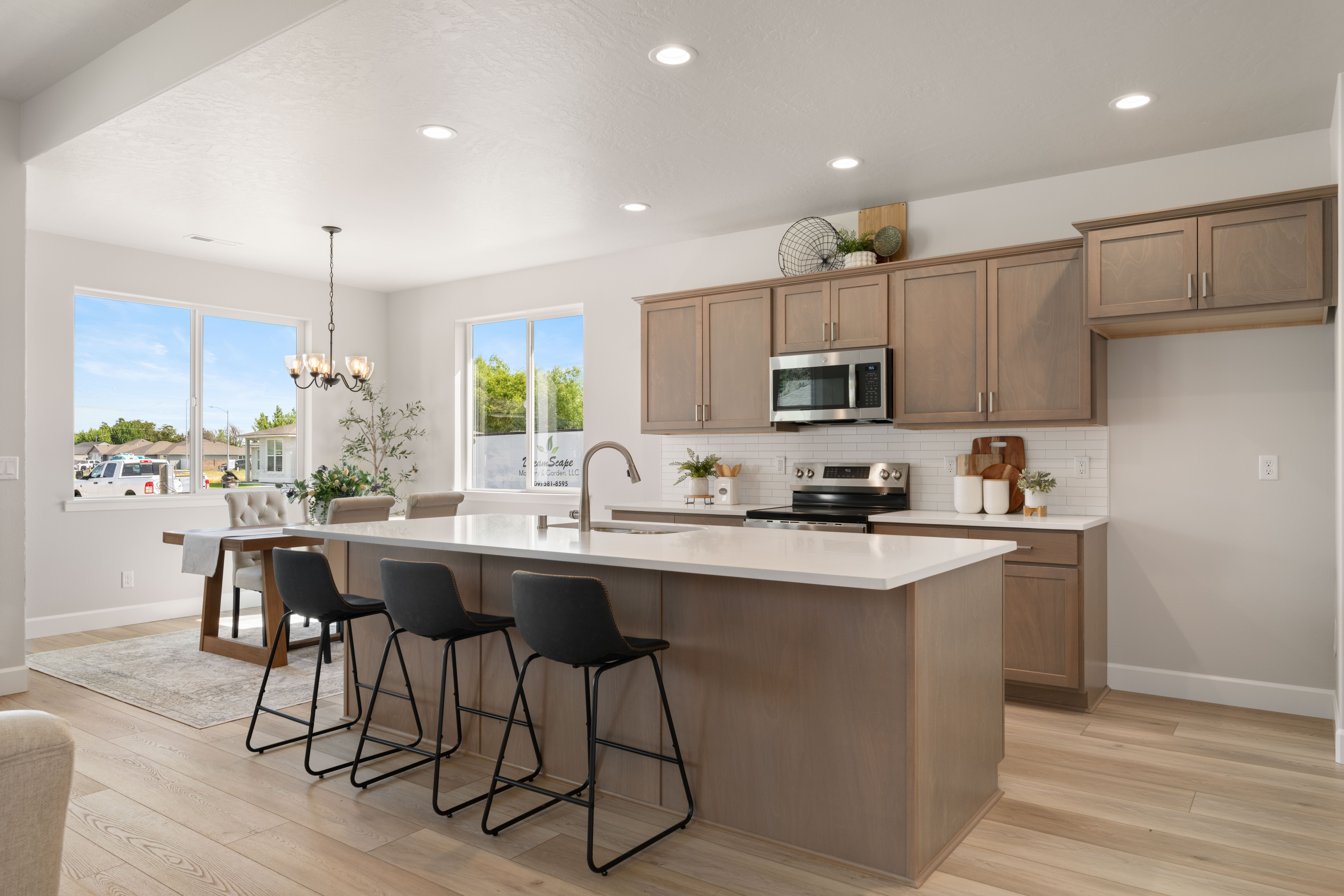  3 Car Garage, Great Floor Plan & Corner Lot - 物件實景
