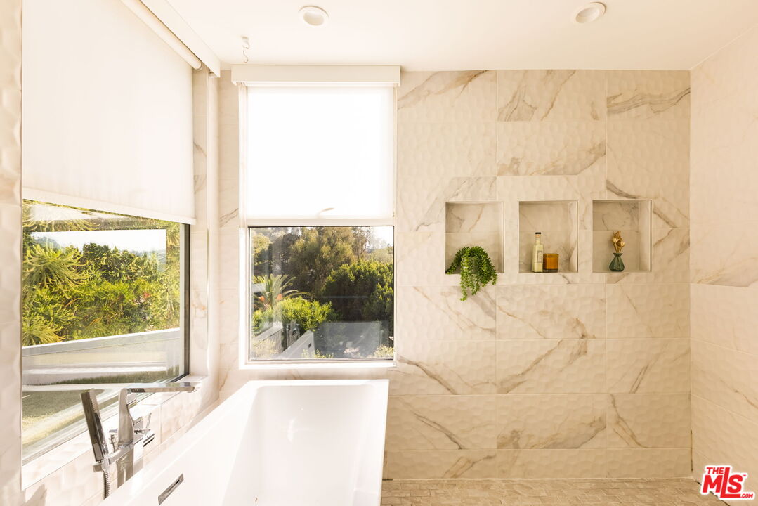Los Angeles, California, 90046, United States, 4 Bedrooms Bedrooms, ,4 BathroomsBathrooms,Residential,For Sale,1912038