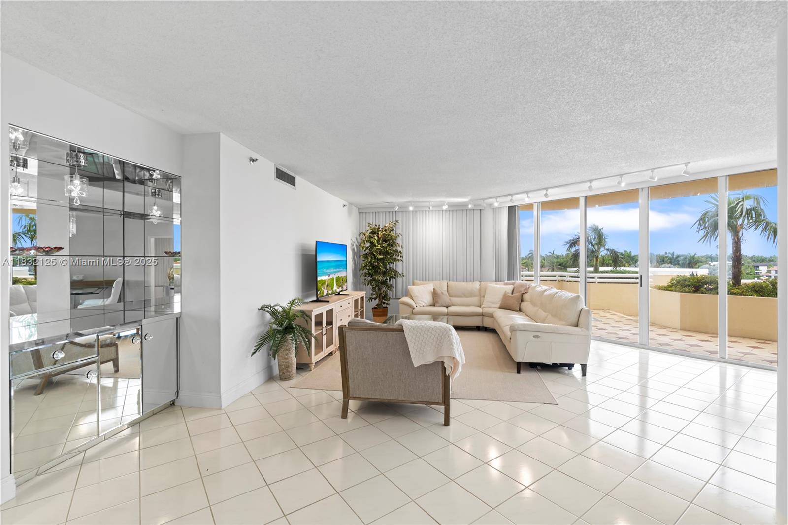 Aventura, Florida, 33180, United States, 2 Bedrooms Bedrooms, ,3 BathroomsBathrooms,Residential,For Sale,1885240