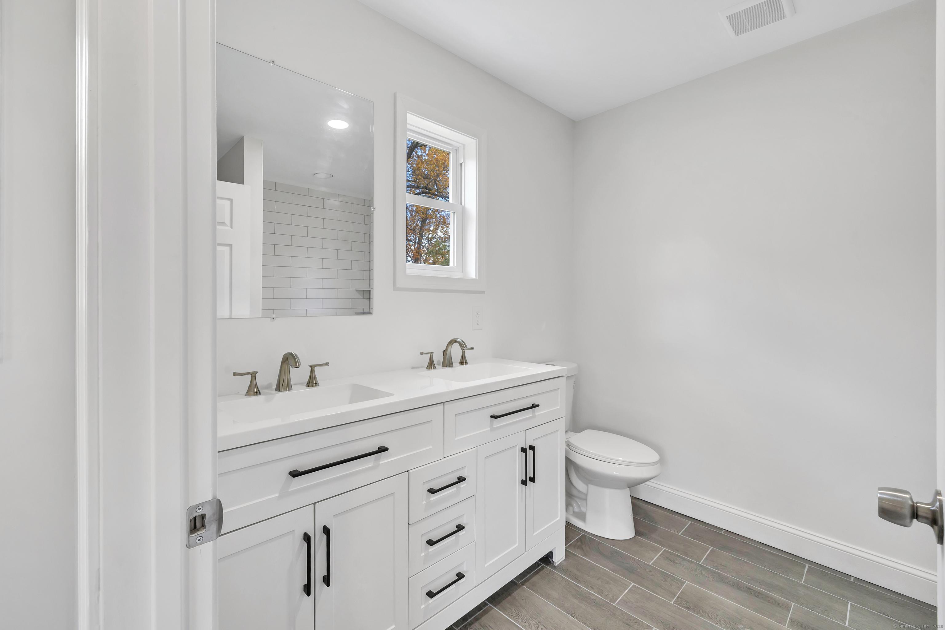 Hamden, Connecticut, 06518, United States, 3 Bedrooms Bedrooms, ,2 BathroomsBathrooms,Residential,For Sale,1987116