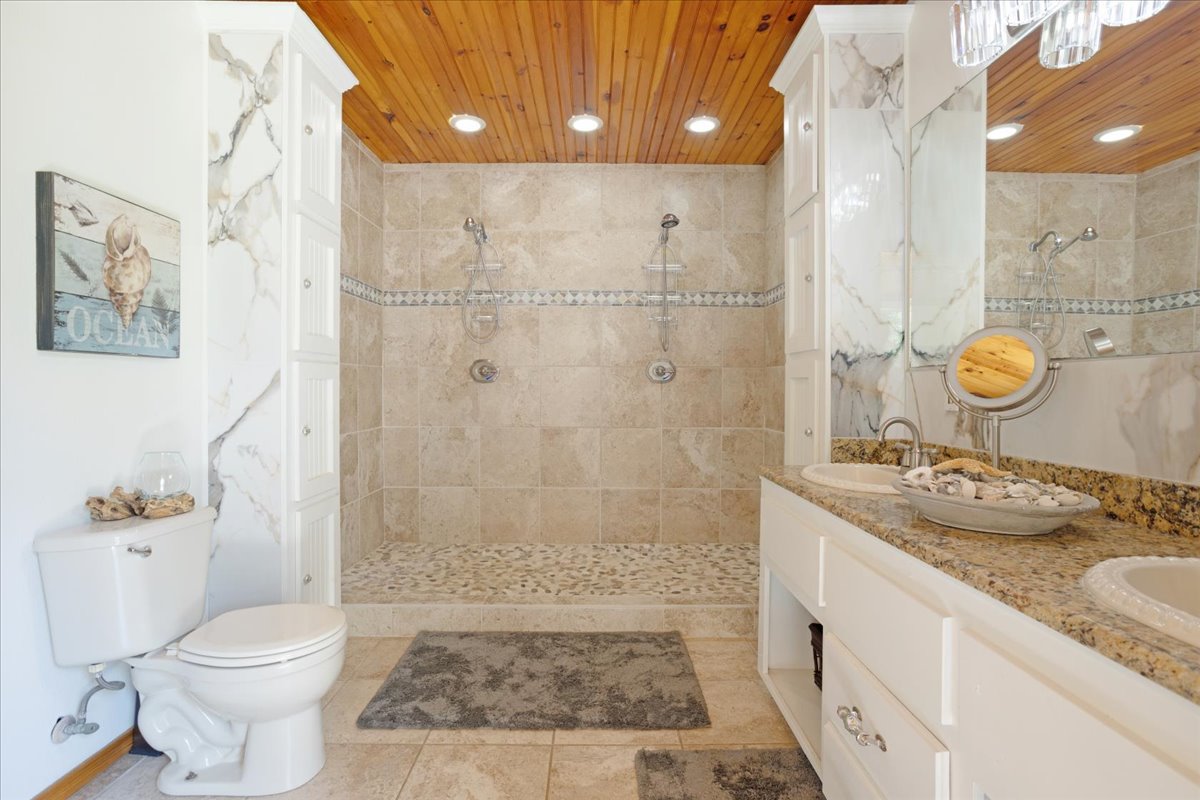 Bonham, Texas, 75418, United States, 6 Bedrooms Bedrooms, ,3 BathroomsBathrooms,Residential,For Sale,1983606