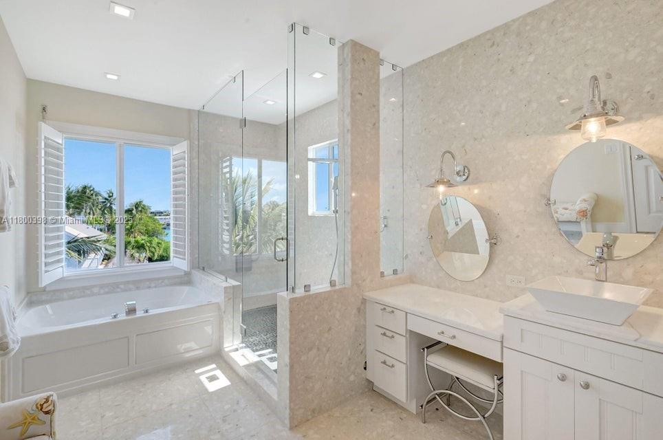 Islamorada, Florida, 33036, United States, 8 Bedrooms Bedrooms, ,10 BathroomsBathrooms,Residential,For Sale,1807381