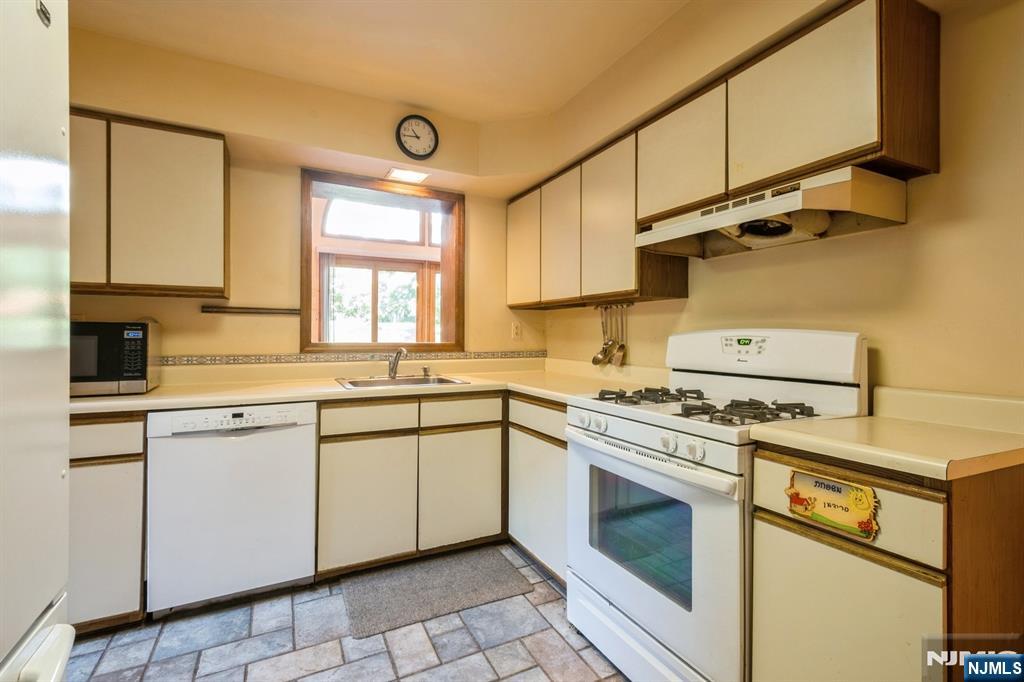 Cresskill, New Jersey, 07626, United States, 3 Bedrooms Bedrooms, ,2 BathroomsBathrooms,Residential,For Sale,1987908