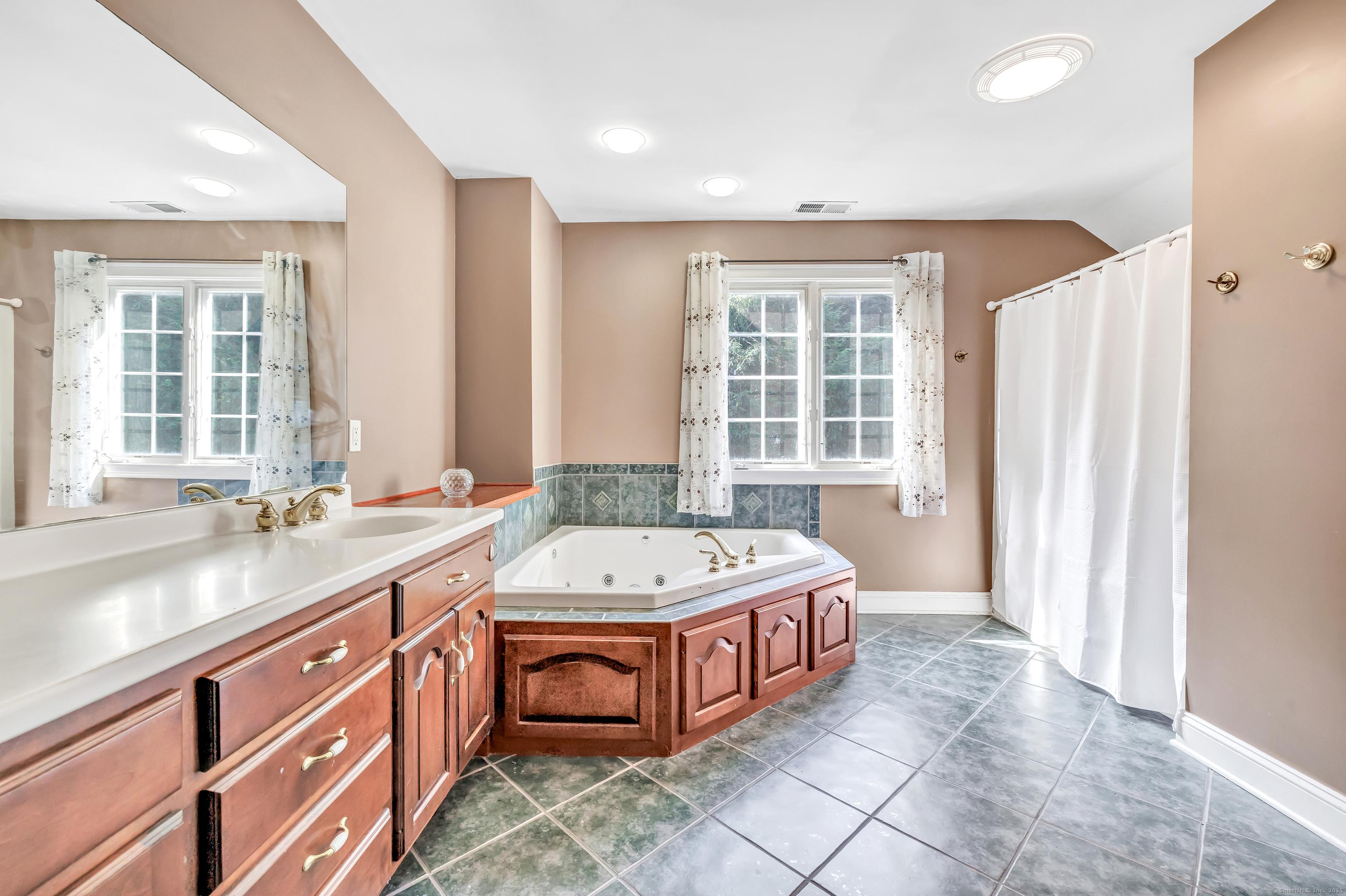 Shelton, Connecticut, 06484, United States, 4 Bedrooms Bedrooms, ,4 BathroomsBathrooms,Residential,For Sale,1937296