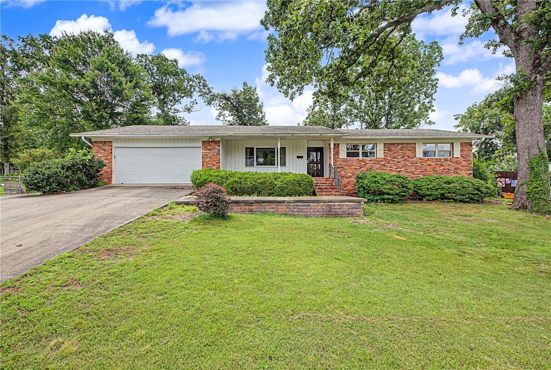 Birch Dr, Rogers, AR 72758