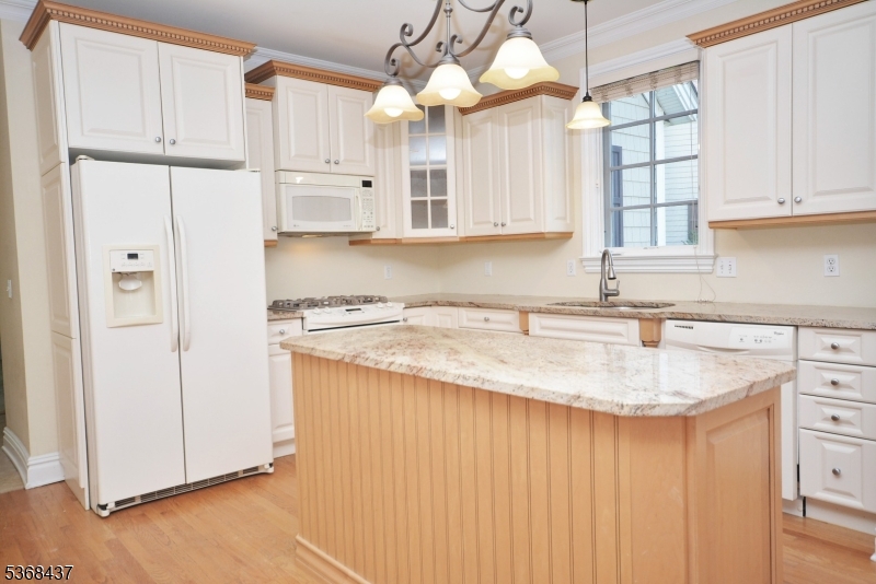 Watchung Boro, New Jersey, 07069, United States, 3 Bedrooms Bedrooms, ,3 BathroomsBathrooms,Residential,For Sale,1883486