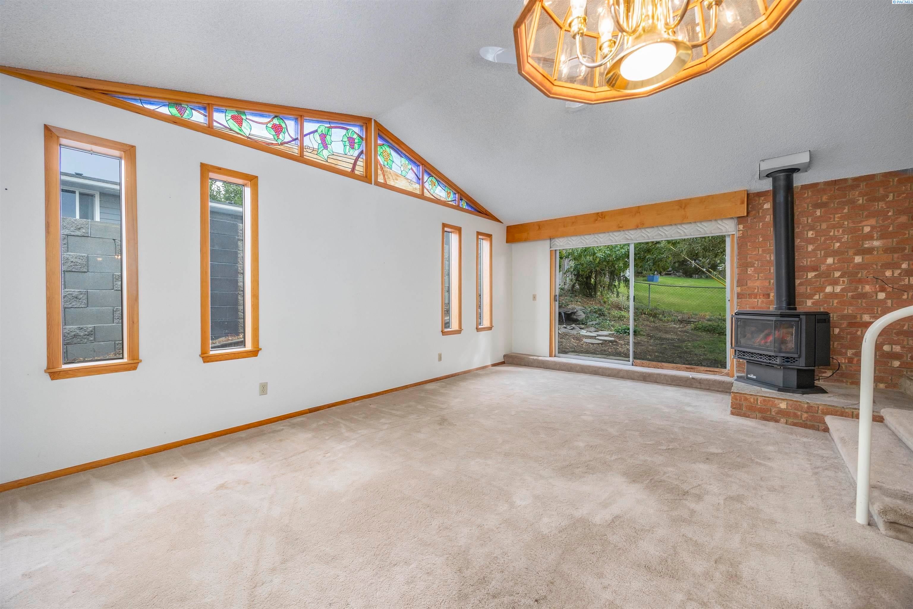 Sunnyside, Washington, 98944, United States, 3 Bedrooms Bedrooms, ,3 BathroomsBathrooms,Residential,For Sale,1973800