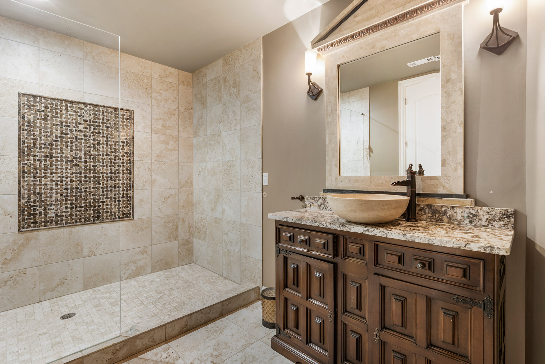  An Reminiscent of Old-World Charm Meets Modern Luxury on This Milton Estate - 物件實景