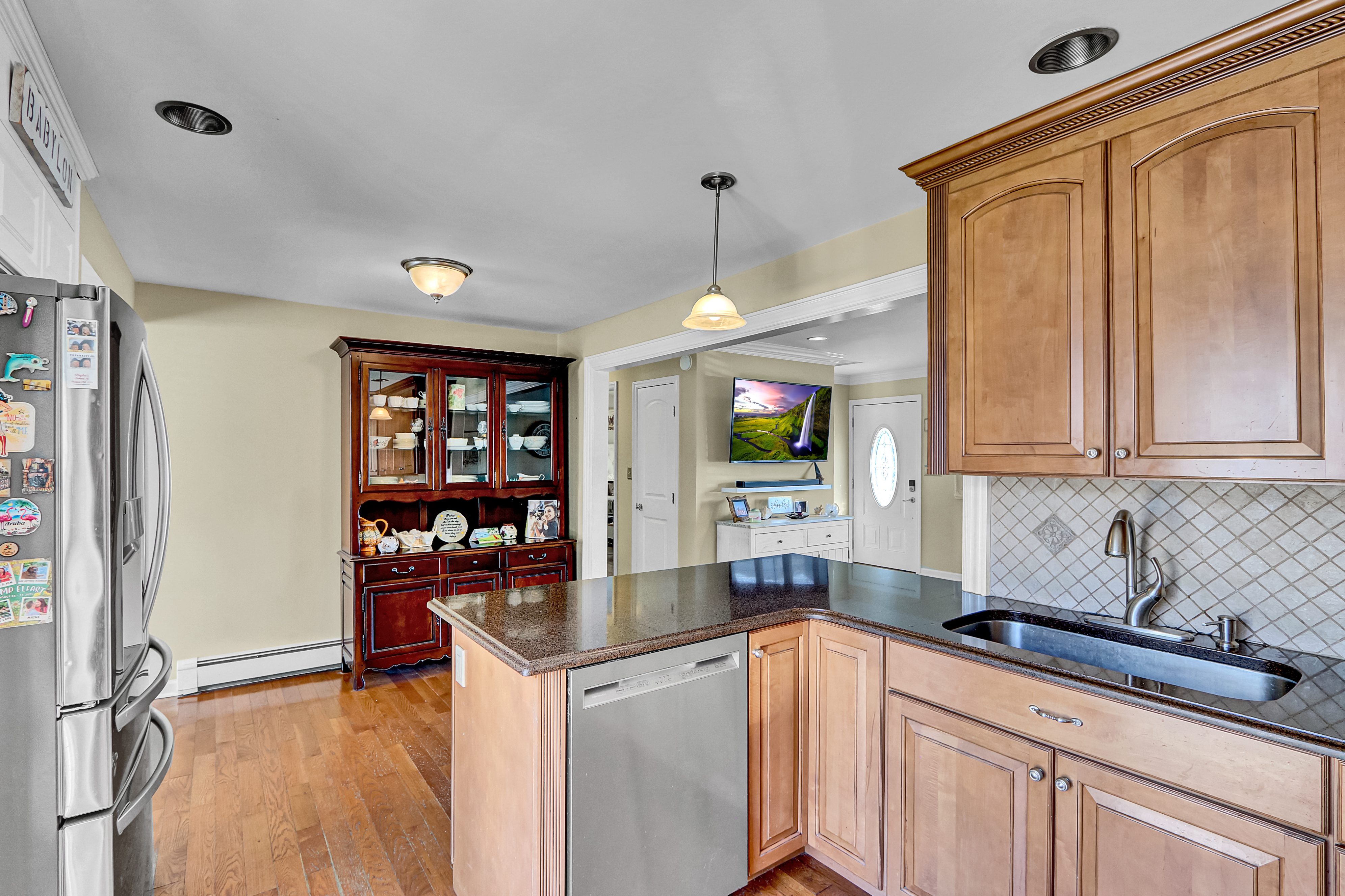Babylon, New York, 11702, United States, 4 Bedrooms Bedrooms, ,2 BathroomsBathrooms,Residential,For Sale,1921304